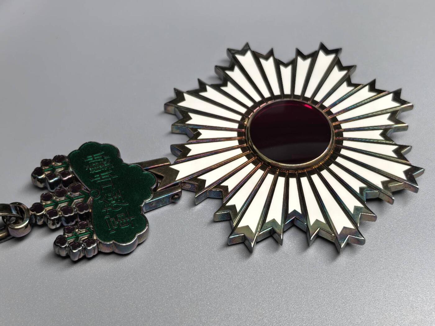 小驴勋章奖章收藏3月28日周六晚六点拍卖（珍爱和平，收藏战争，铭记历史，勿忘国耻，忠党爱国。有偿代拍，送拍规则在简介最后，参拍须阅读规则后再参拍，关系到运费包装发货时效真假辨别等关键信息，拍卖时不再发原图，看大图店主微信码在拍卖店铺介绍里） 勋三等旭日中绶章带大漆盒带略，银质七宝烧