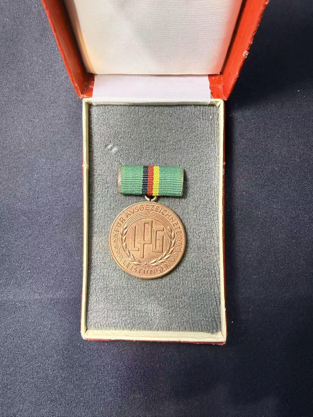 云宸嘉赏-勋臻文献佳藏优品精选场次（低佣 转发佣金红包） 民主德国农业建设（LPG）功绩奖章带盒 