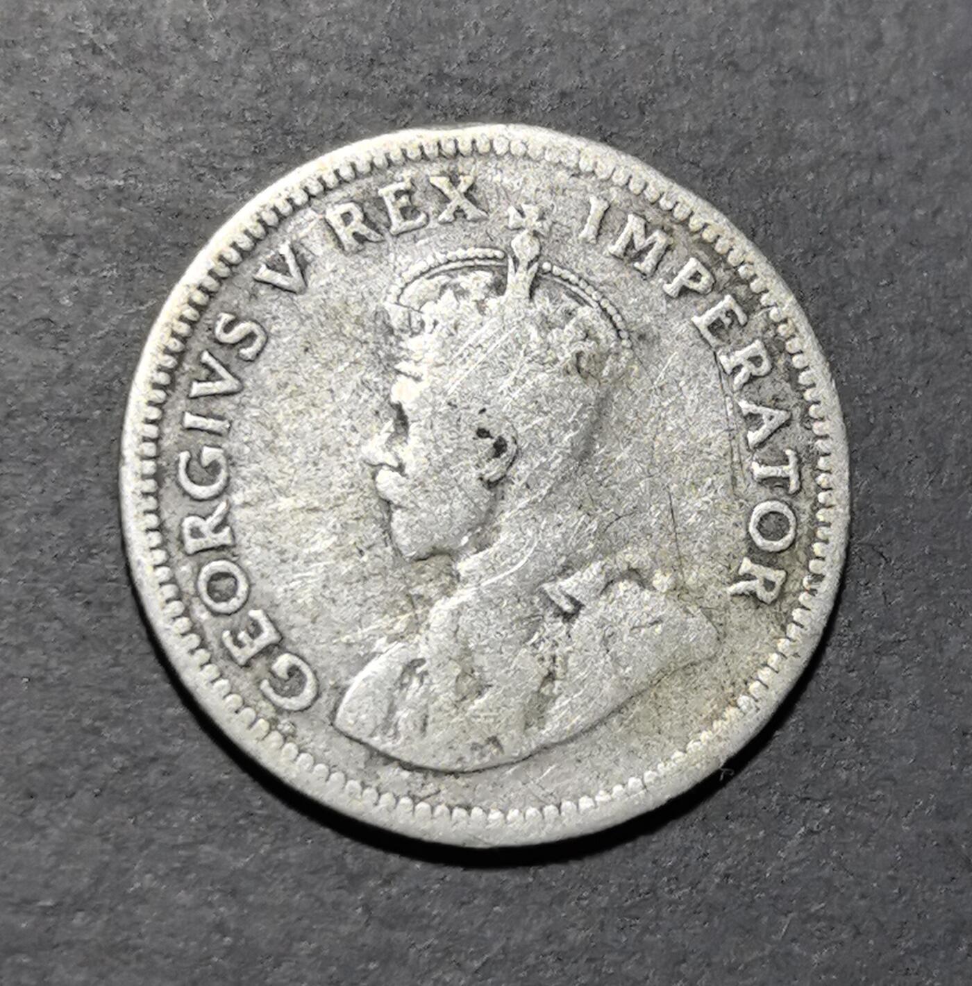 外国优质老铜币银币苏联纪念章，每周六晚九点倒数截拍，满百包邮可寄存，持续收拍 南非 1933 年6 便士银币，英属时期遗存，正面为乔治五世国王肖像，背面是象征南非的帝王花，双语铭文见证殖民历史，银质老币收藏韵味十足