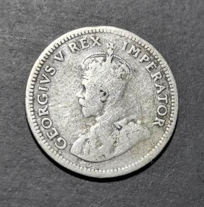 外国优质老铜币银币苏联纪念章，每周六晚九点倒数截拍，满百包邮可寄存，持续收拍 - 南非 1933 年6 便士银币，英属时期遗存，正面为乔治五世国王肖像，背面是象征南非的帝王花，双语铭文见证殖民历史，银质老币收藏韵味十足