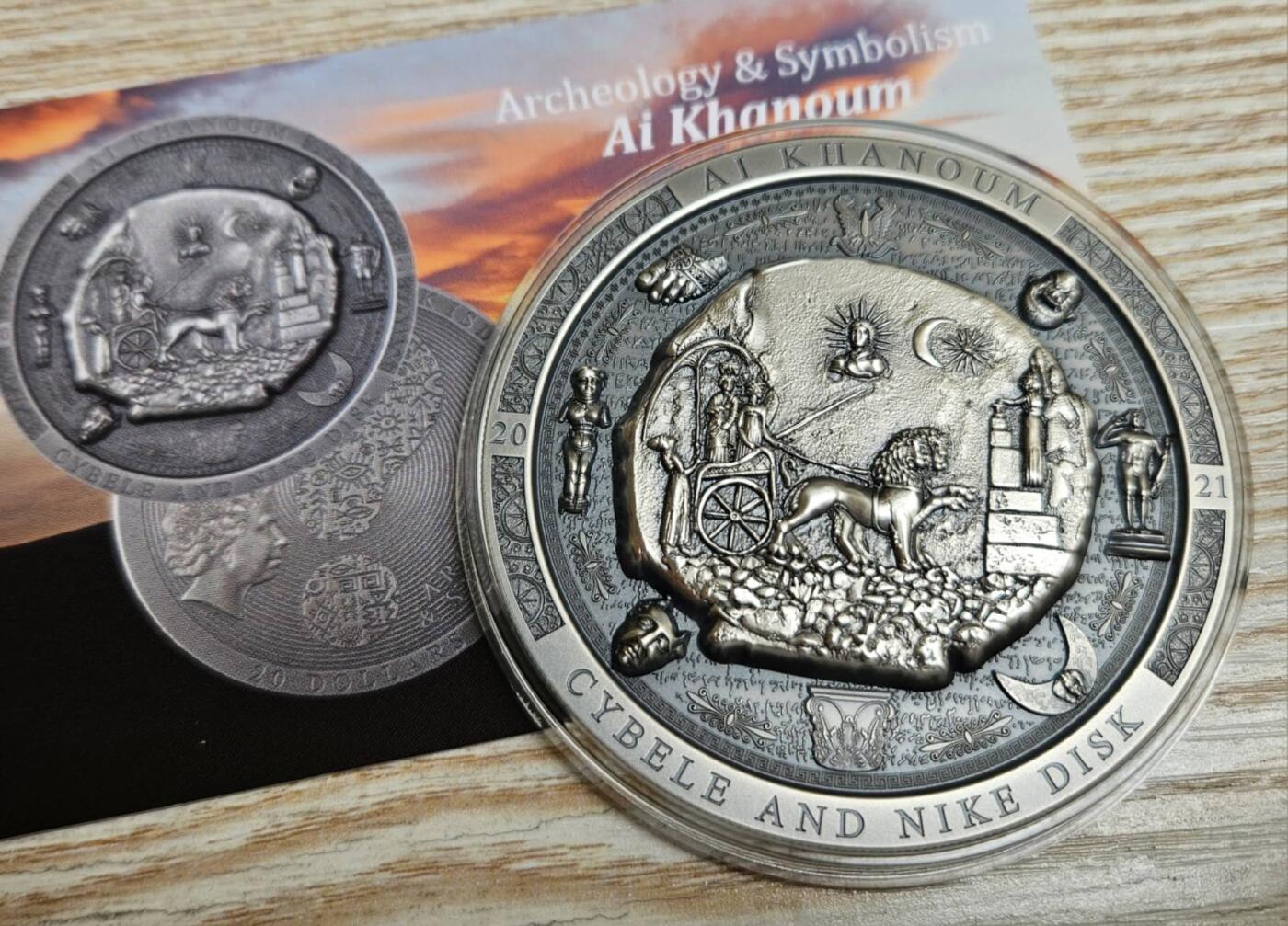 【币将精彩】世界钱币拍卖（2026-4-8） 库克2021年考古希腊巴克特里亚西布勒和耐吉银盘3盎司仿古大银币，直径65毫米，发行234枚。 发现于阿富汗北部的艾汗努姆Ai-Khanoum 这块圆盘展示了古代文化激烈碰撞的艺术表现:​可以看到西贝勒Cybele，这位强悍的安纳托利亚自然女神，驾驶着狮子拉的战车，旁边是耐吉Nike，那位无可触及的胜利女神，还有太阳神赫利俄斯Helios，他身上散发出一道几乎能致盲的光环。  ​