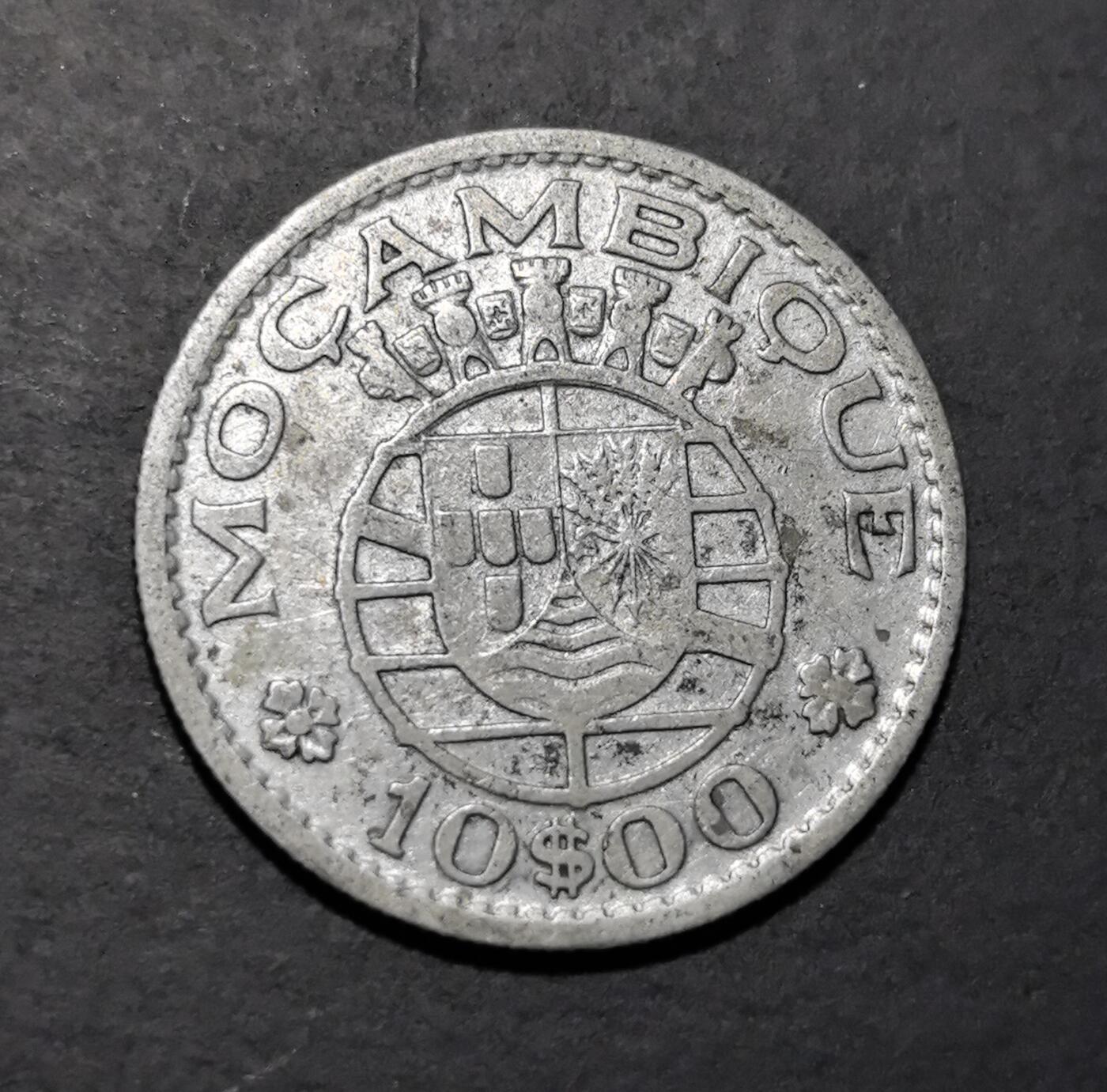 外国优质老铜币银币苏联纪念章，每周六晚九点倒数截拍，满百包邮可寄存，持续收拍 葡属莫桑比克1952 年10 埃斯库多银币，一面是葡萄牙航海纹章，一面是莫桑比克盾徽，见证殖民历史，双国徽设计独特，兼具地域与时代收藏价值。