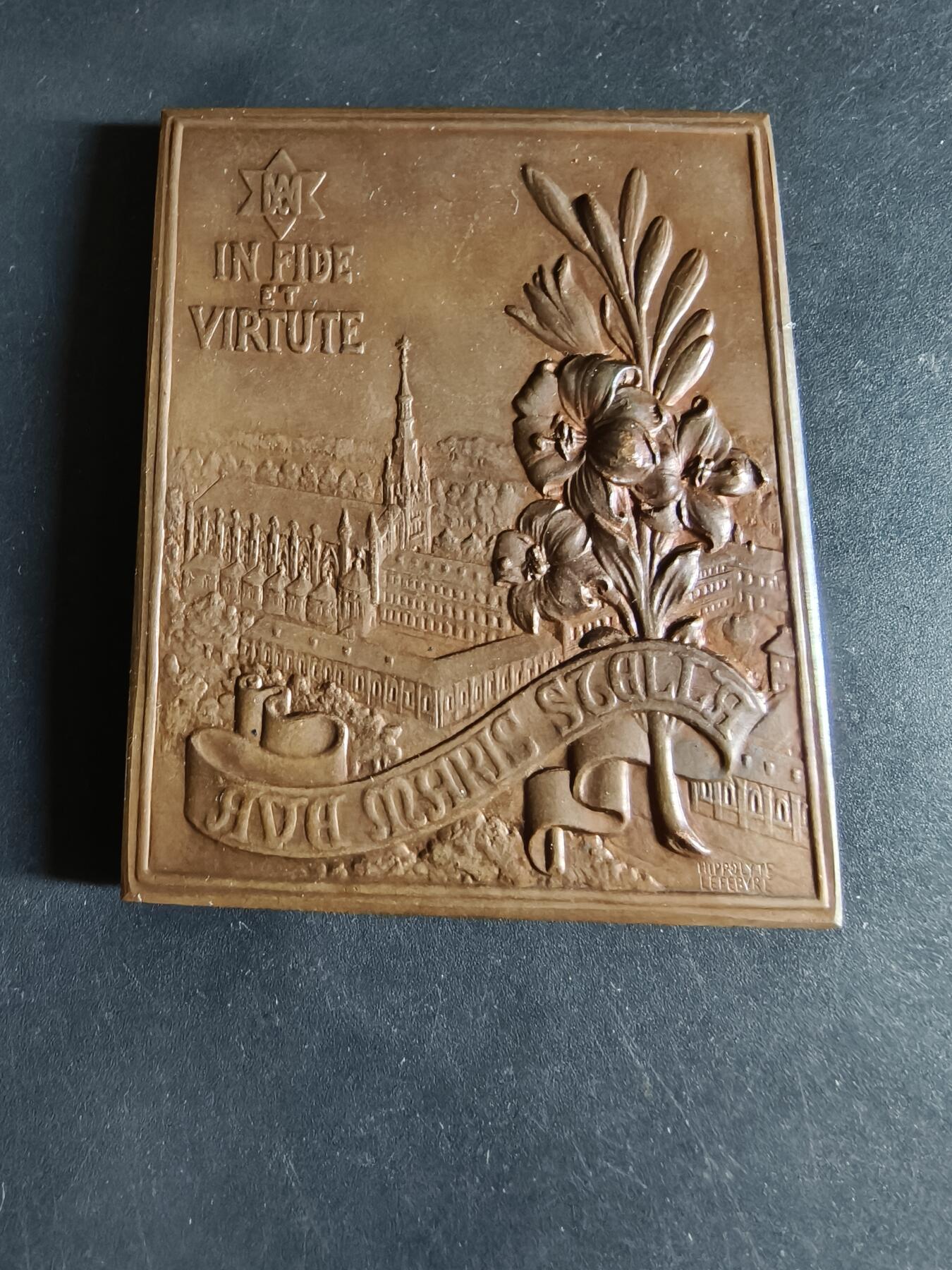 老王徽章第190期 法国《皮埃尔·克雷韦科尔与亨利·奥勒贝克》方形大铜章    大师希波利特·勒菲弗尔作品    此二人为法国马尔科学院负责人，该作品被收录于法国奥塞博物馆等机构      尺寸50×64mm     重量89.1g