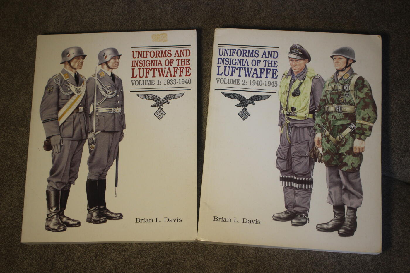 2026.4.2德系小拍卖 德三空军大全，两册合计约500多页，图文并茂详细介绍了各种式样以及工艺细节等，封面轻微痕迹，内页完好