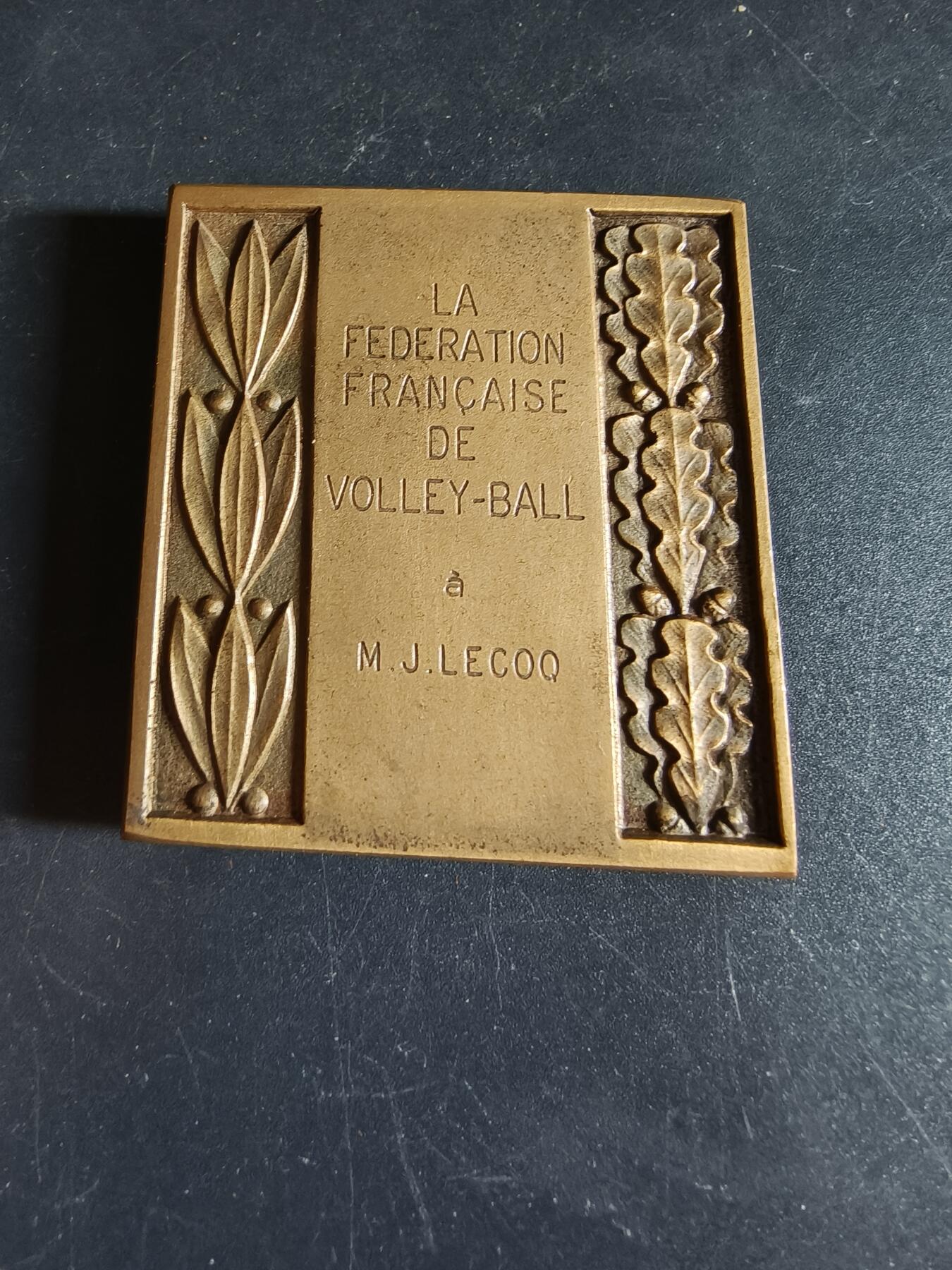 老王徽章第190期 法国排球运动方形大铜章    原盒     尺寸48×53mm     重量80.9g