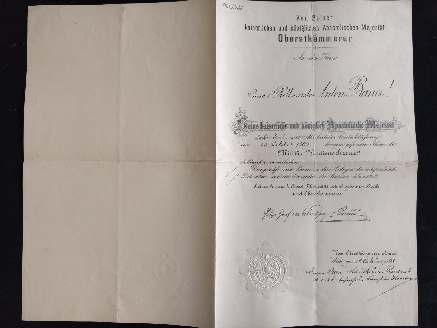 凯旋世界勋赏（第23期）（欢迎送拍）（对拍品有疑问请询问客服，不接受到手刀，出价默认拍品品相。请认真阅读拍卖规则！出价默认已认可！）（收到货请录制开箱视频，无视频概不处理问题。） 奥匈帝国 军事功勋十字勋章（MVK） 证书 由哈布斯堡皇室宫廷大内臣 胡戈·冯·阿本斯贝格-特劳恩伯爵 亲笔签名 ，皇帝办公室主任，宫廷顾问 欧根·里特·普兰特肯·冯·鲁德尼克 亲笔签名，双签签发，1898年颁发给 安东·鲍尔