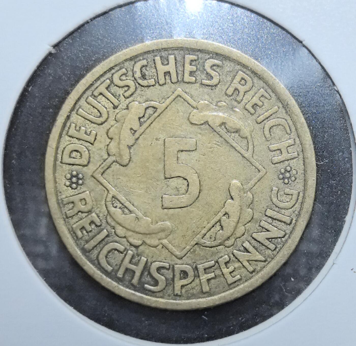 外国优质老铜币银币苏联纪念章，每周六晚九点倒数截拍，满百包邮可寄存，持续收拍 魏玛共和国1930 年芬尼铜币，正面为象征丰收的麦束纹饰与年份，背面是哥特体面值与国名，见证德国一战后经济动荡时期，设计质朴，是魏玛共和国币制与民生历史的珍贵实物见证，小众收藏辨识度高。