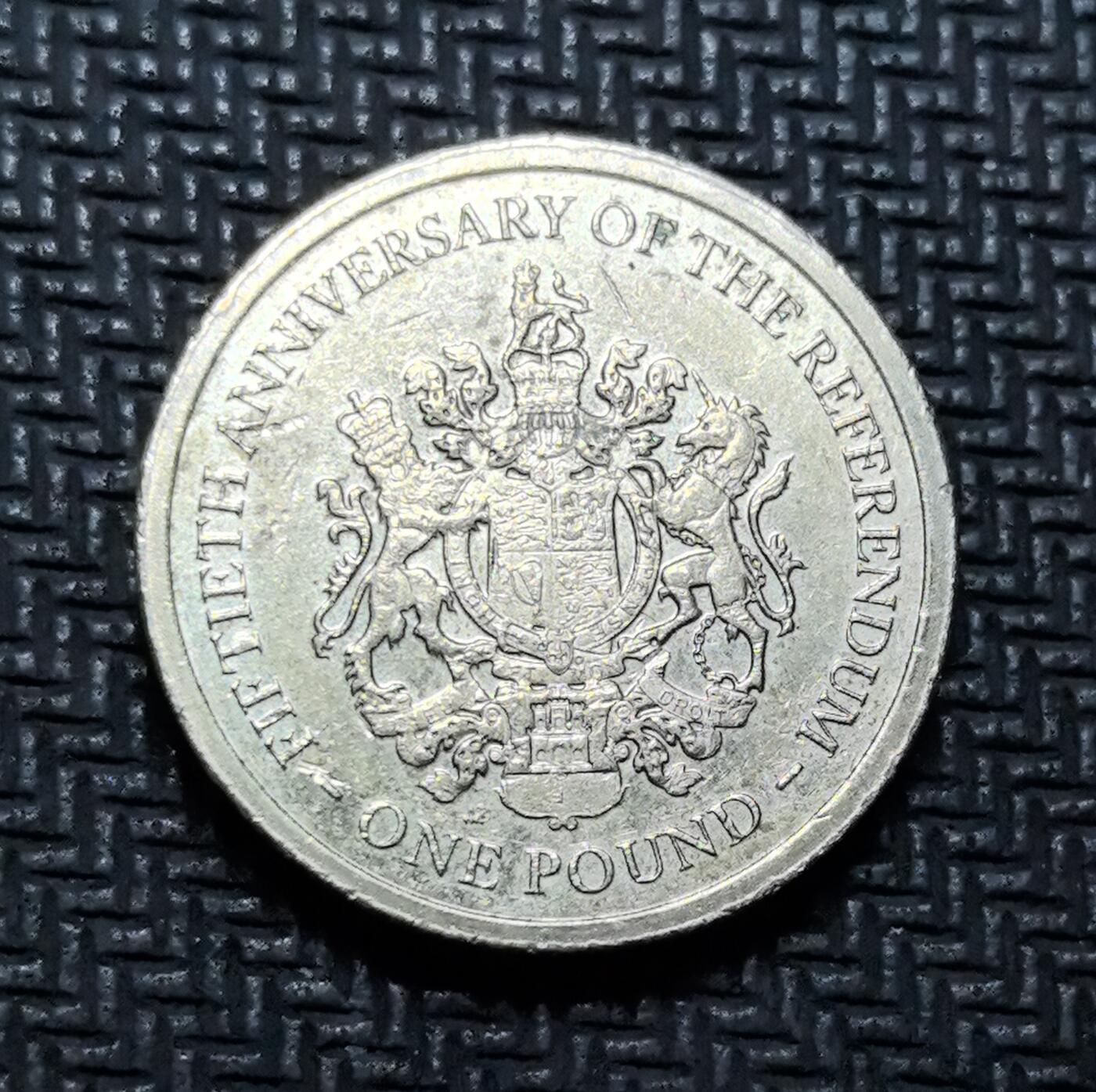 外国优质老铜币银币苏联纪念章，每周六晚九点倒数截拍，满百包邮可寄存，持续收拍 直布罗陀公投 50 周年 1 英镑纪念币，正面为伊丽莎白二世头像，背面镌刻英国皇家纹章，见证直布罗陀坚守英属身份的历史抉择。镍黄铜材质，纹章细节威严规整，是兼具政治叙事与收藏价值的英属海外领地特色纪念币。