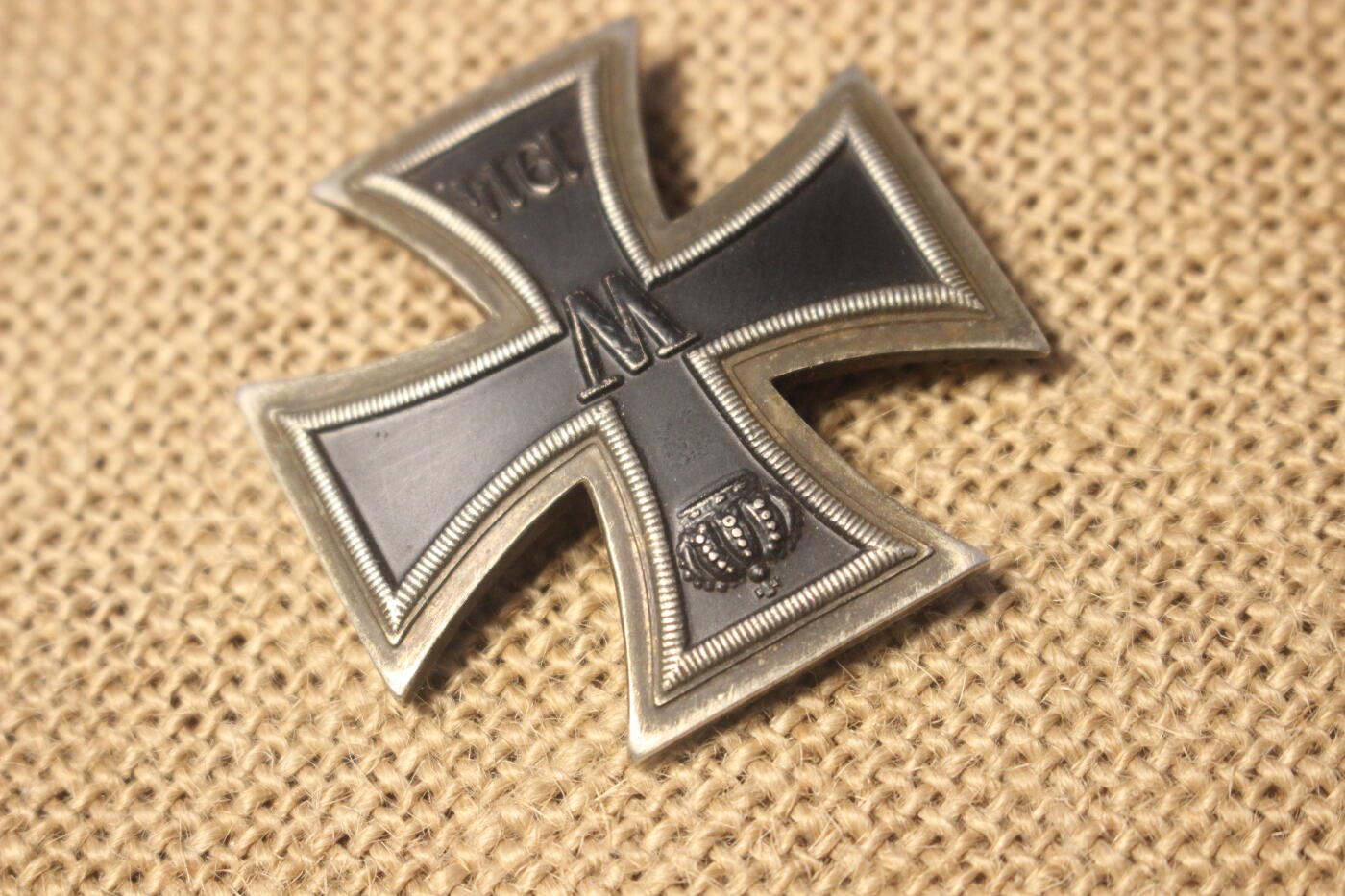 2026.4.2德系小拍卖 一战一铁，二战时期造圆盘拱版，私人订制代章，一片式整体结构，合金材质，日常佩戴品相，漆面略有剐蹭