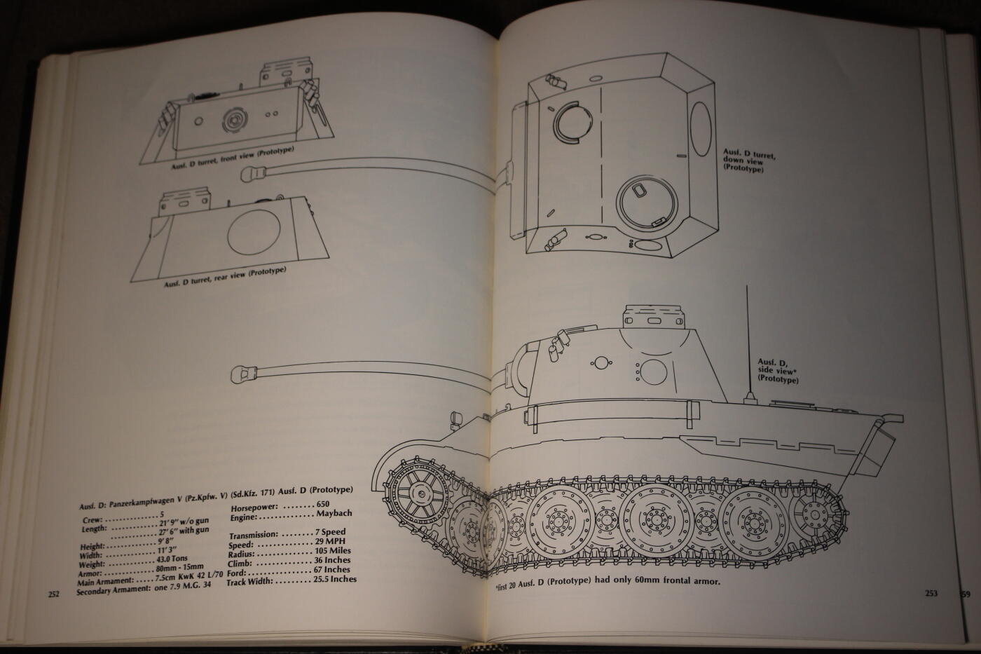 2026.4.2德系小拍卖 德三装甲兵团，全书335页，详细介绍了装甲兵的历任指挥官、编队构成、制服装备还有战术符号，封面略有痕迹，内页完好