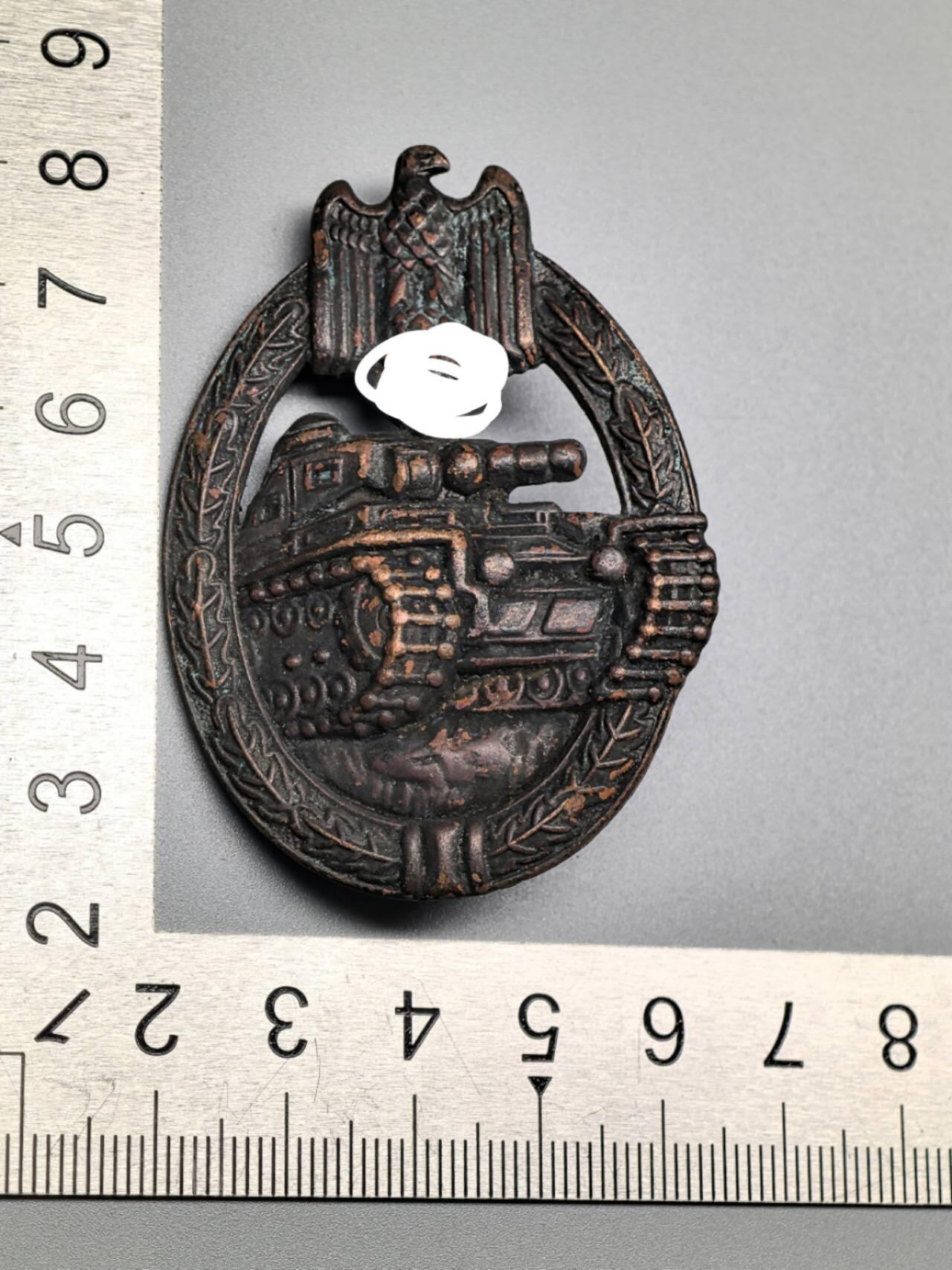 小驴勋章奖章收藏3月28日周六晚六点拍卖（珍爱和平，收藏战争，铭记历史，勿忘国耻，忠党爱国。有偿代拍，送拍规则在简介最后，参拍须阅读规则后再参拍，关系到运费包装发货时效真假辨别等关键信息，拍卖时不再发原图，看大图店主微信码在拍卖店铺介绍里） 现代工艺品 坦克突击奖章 非原品