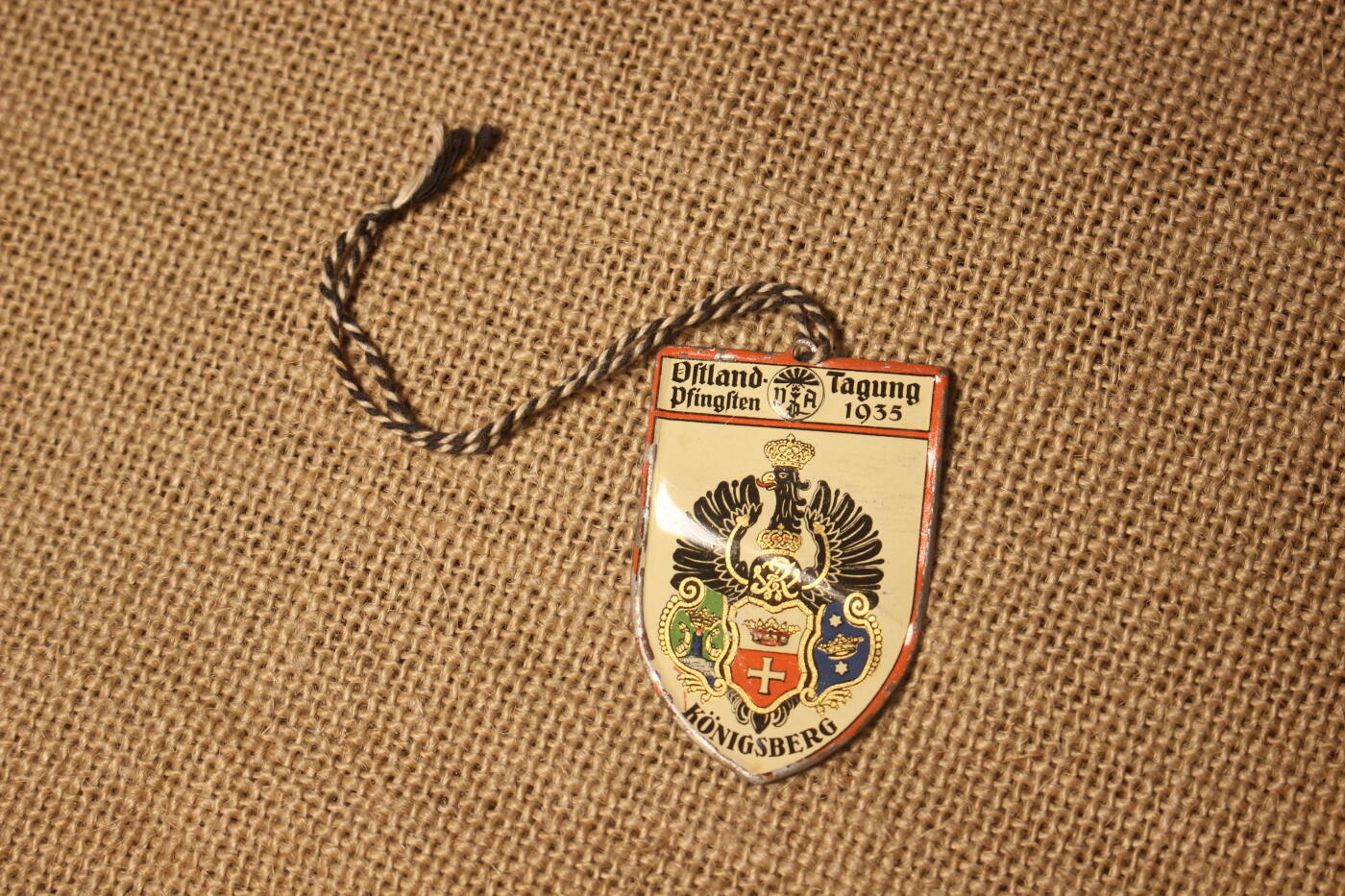 2026.4.2德系小拍卖 1935年德国汽车工业协会（VDA）于东普鲁士柯尼斯堡五旬节集会纪念小章，章体较薄，轻微变形，长5厘米宽3.5厘米 