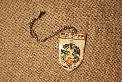 2026.4.2德系小拍卖 - 1935年德国汽车工业协会（VDA）于东普鲁士柯尼斯堡五旬节集会纪念小章，章体较薄，轻微变形，长5厘米宽3.5厘米 