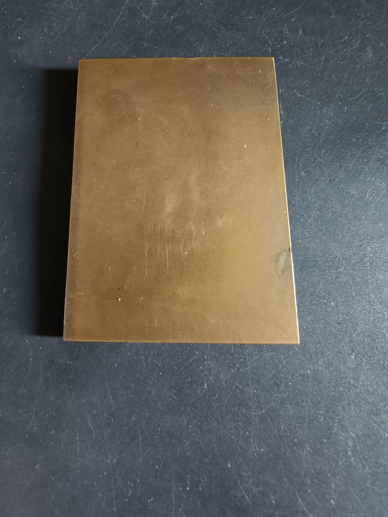 老王徽章第190期 法国德南与安赞钢铁厂总经理让·维尔特方形大铜章      让·维尔特被视为法国冶金工业史上的杰出人物，他在第一次世界大战后工厂的重建中发挥了关键作用       盒子损坏       尺寸55×75mm     重量150g