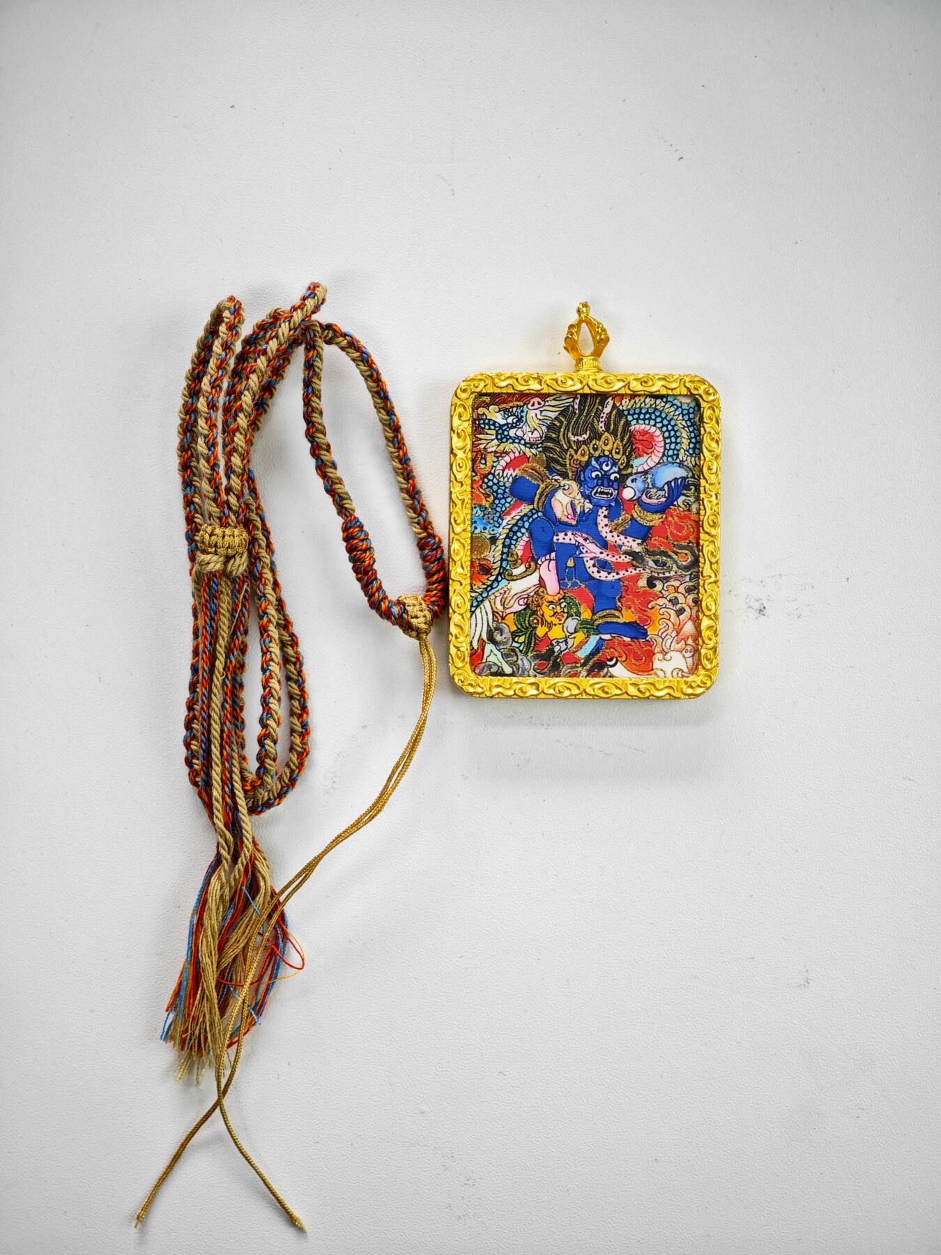 白泽拍卖卡牌手绘专场第34期（花朝去了又春分 草如茵 柳烟新） 2025 探界文玩 大威德金刚唐卡吊坠 手绘描金 尺寸：4cm*5cm 带挂绳/金色噶呜盒/收纳盒