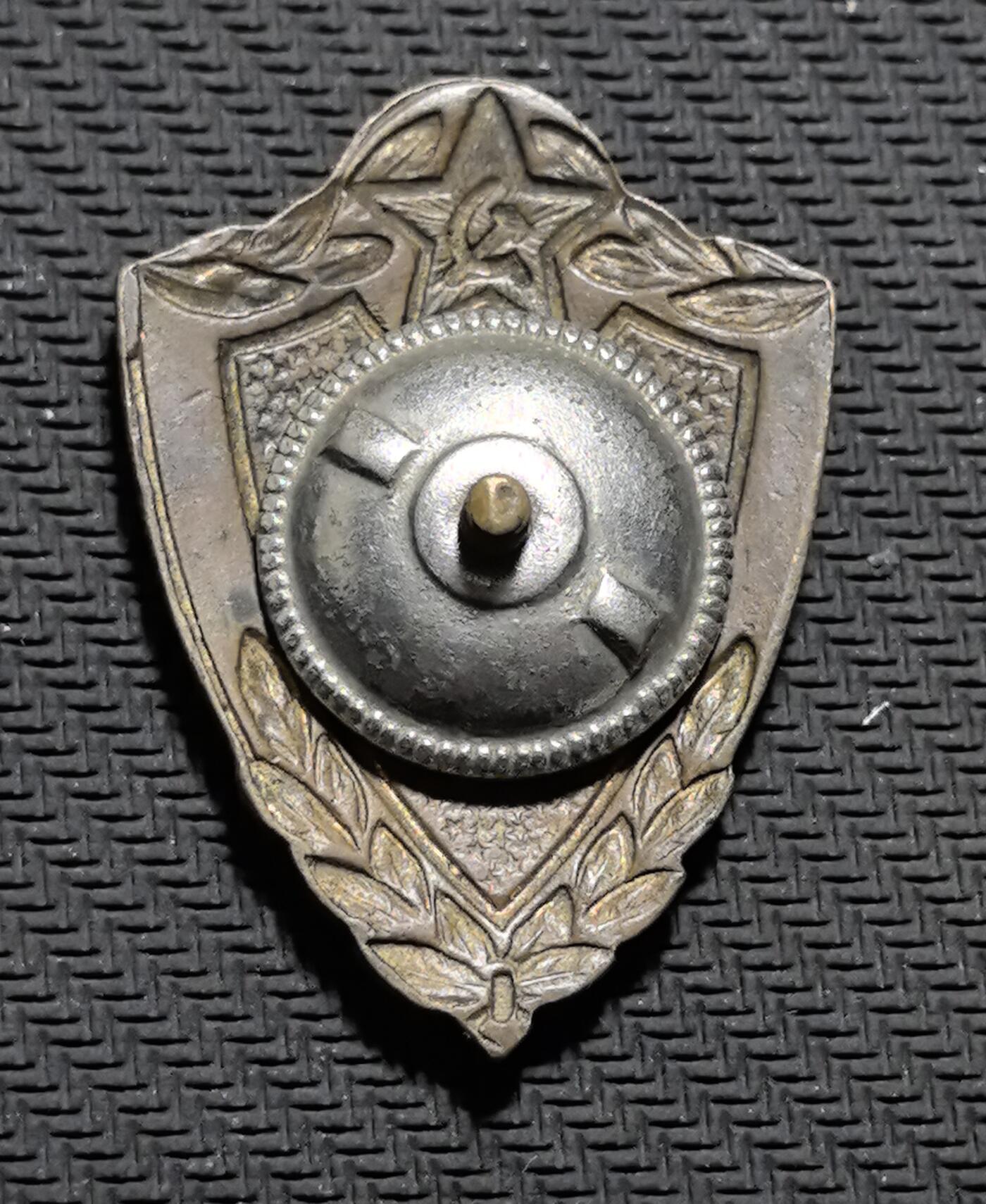 外国优质老铜币银币苏联纪念章，每周六晚九点倒数截拍，满百包邮可寄存，持续收拍 苏联三级民警内务部队技能徽章长42mm宽30mm重15克，正面以红珐琅红星、蓝底数字 “3” 与月桂枝叶，彰显苏联执法力量的专业等级。铜胎珐琅工艺古朴，包浆厚重沧桑，完整保留冷战时期苏联内务体系的历史印记，是兼具警史收藏与红色意识形态叙事价值的珍贵徽章。