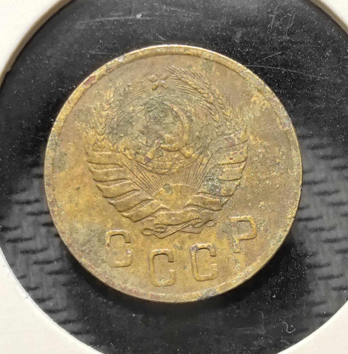 外国优质老铜币银币苏联纪念章，每周六晚九点倒数截拍，满百包邮可寄存，持续收拍 苏联1946年2戈比铜币，正面铸醒目的面值数字与麦穗纹饰，背面镌刻苏联国徽，以地球、镰刀锤子与五角星传递社会主义理想。黄铜包浆带着战后特有的沧桑铜锈，见证二战后苏联百废待兴的货币重建与意识形态坚守，是兼具红色收藏与时代叙事价值的珍贵流通币。