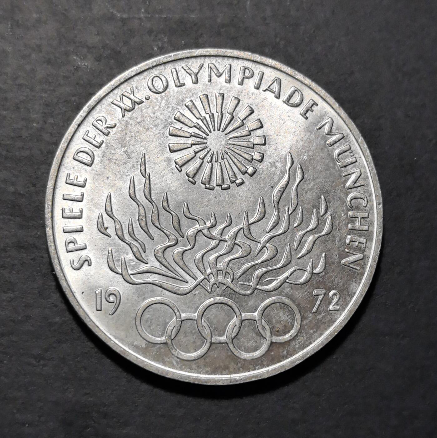 外国优质老铜币银币苏联纪念章，每周六晚九点倒数截拍，满百包邮可寄存，持续收拍 德国 1972 年慕尼黑奥运会 10 马克纪念银币，联邦鹰徽与火焰五环设计，见证奥运历史，银质精良，细节清晰，兼具收藏与体育纪念双重价值。