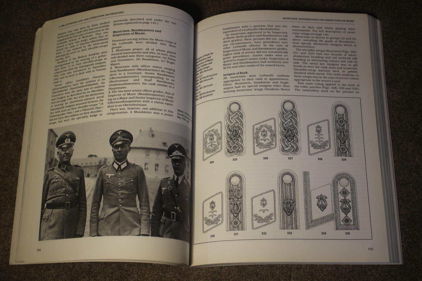 2026.4.2德系小拍卖 德三空军大全，两册合计约500多页，图文并茂详细介绍了各种式样以及工艺细节等，封面轻微痕迹，内页完好