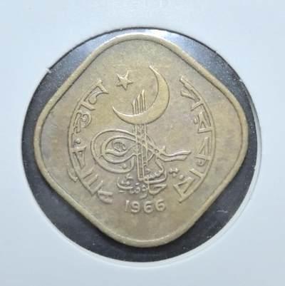 外国优质老铜币银币苏联纪念章，每周六晚九点倒数截拍，满百包邮可寄存，持续收拍 - 巴基斯坦1966年5派沙铜币，独特四方形圆角形制，正面星月与图格拉纹饰，背面帆船面值与双语铭文，南亚伊斯兰风格鲜明，是巴国早期币制的实物见证，收藏辨识度高。
