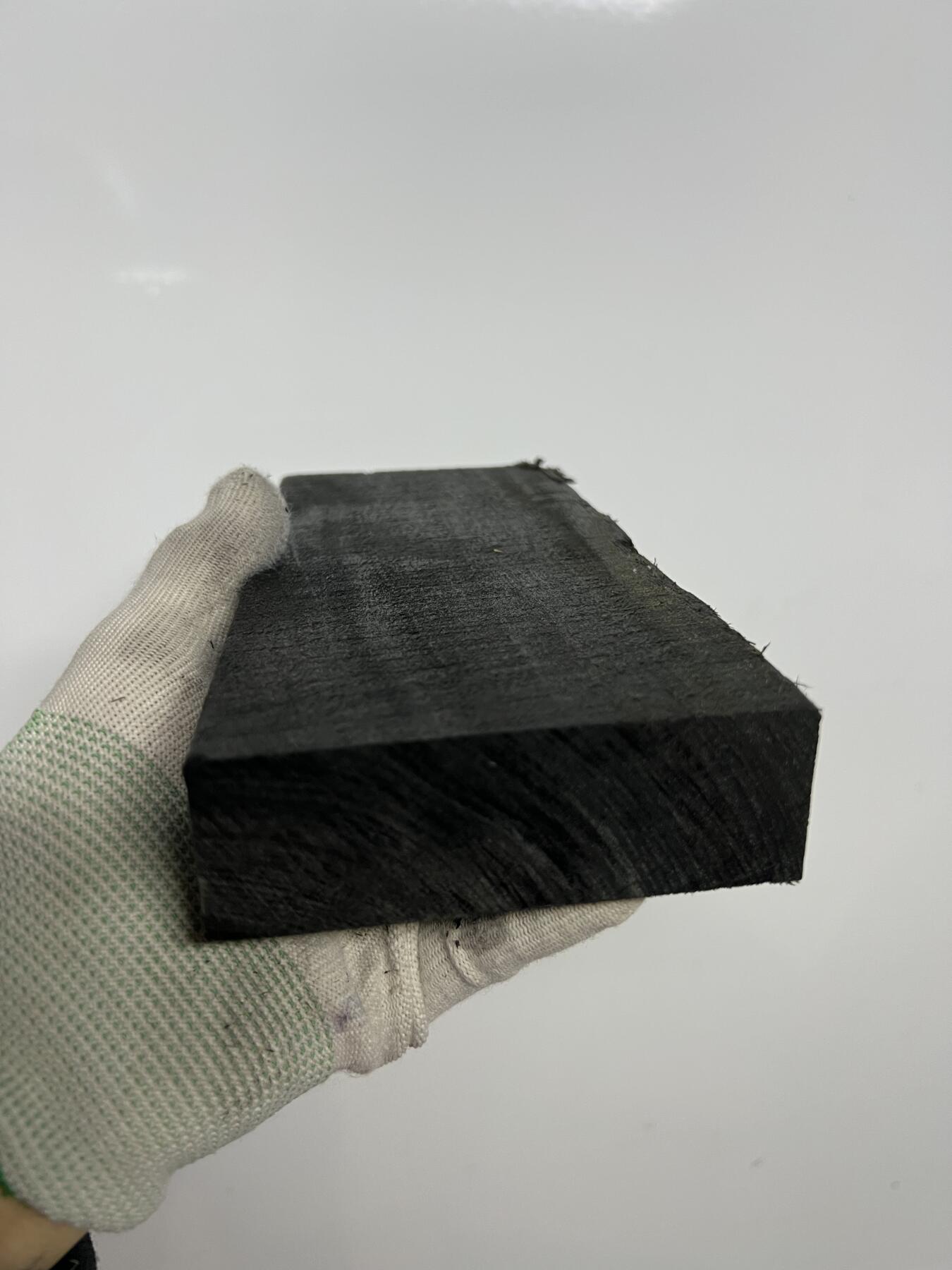 零元拍：NO.3金丝楠绿阴沉料大牌子，无需打磨就已经金光闪闪。满金丝药香，尺寸约：18.5/9.5/3.5CM。