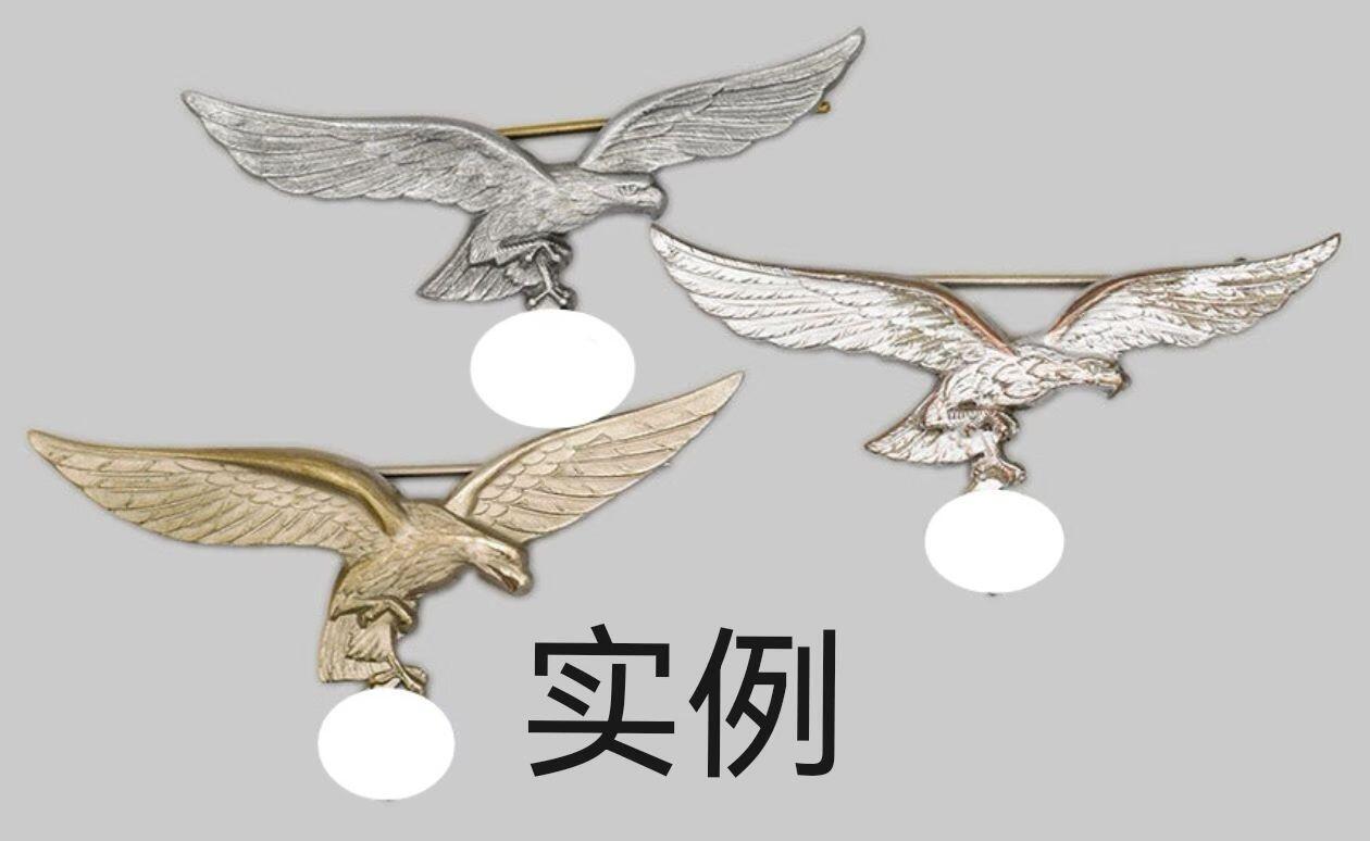 小驴勋章奖章收藏3月28日周六晚六点拍卖（珍爱和平，收藏战争，铭记历史，勿忘国耻，忠党爱国。有偿代拍，送拍规则在简介最后，参拍须阅读规则后再参拍，关系到运费包装发货时效真假辨别等关键信息，拍卖时不再发原图，看大图店主微信码在拍卖店铺介绍里） 使用原品开模工艺品秃鹫军团空军银戒指，内打银标和珠宝商标，港码18码，图案为得三空军极早期第一版“垂尾”鹰徽（德空军1935年3月1日开始佩发，1936 年底或 1937 年初开始佩发第二版），非原品