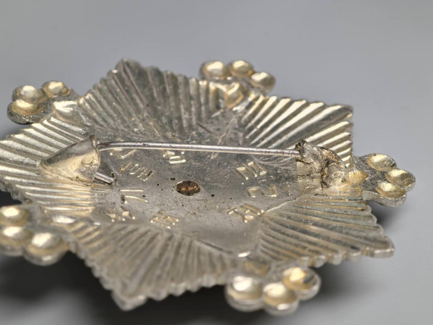 小驴勋章奖章收藏3月28日周六晚六点拍卖（珍爱和平，收藏战争，铭记历史，勿忘国耻，忠党爱国。有偿代拍，送拍规则在简介最后，参拍须阅读规则后再参拍，关系到运费包装发货时效真假辨别等关键信息，拍卖时不再发原图，看大图店主微信码在拍卖店铺介绍里） 二级国旗勋章