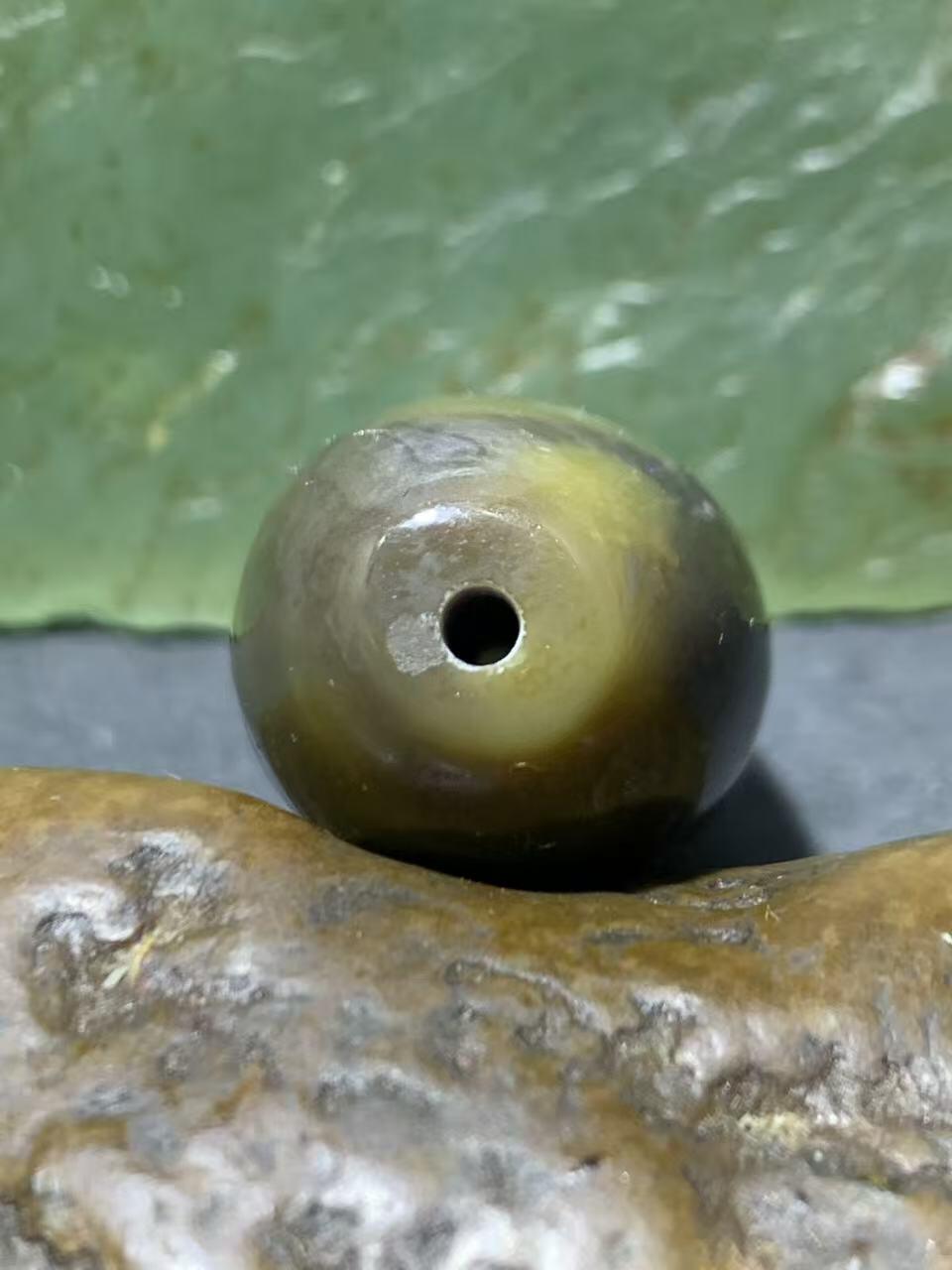 精美高润度冻料飘墨色战国红玛瑙随形桶珠一个！