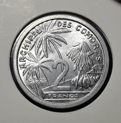 外国优质老铜币银币苏联纪念章，每周六晚九点倒数截拍，满百包邮可寄存，持续收拍 - 科摩罗1964 年2法郎，正面为法国玛丽安娜头像与舰船纹饰，背面是科摩罗标志性棕榈树与热带风情图案，是法属殖民时期货币遗存，兼具非洲海岛文化与历史收藏价值。