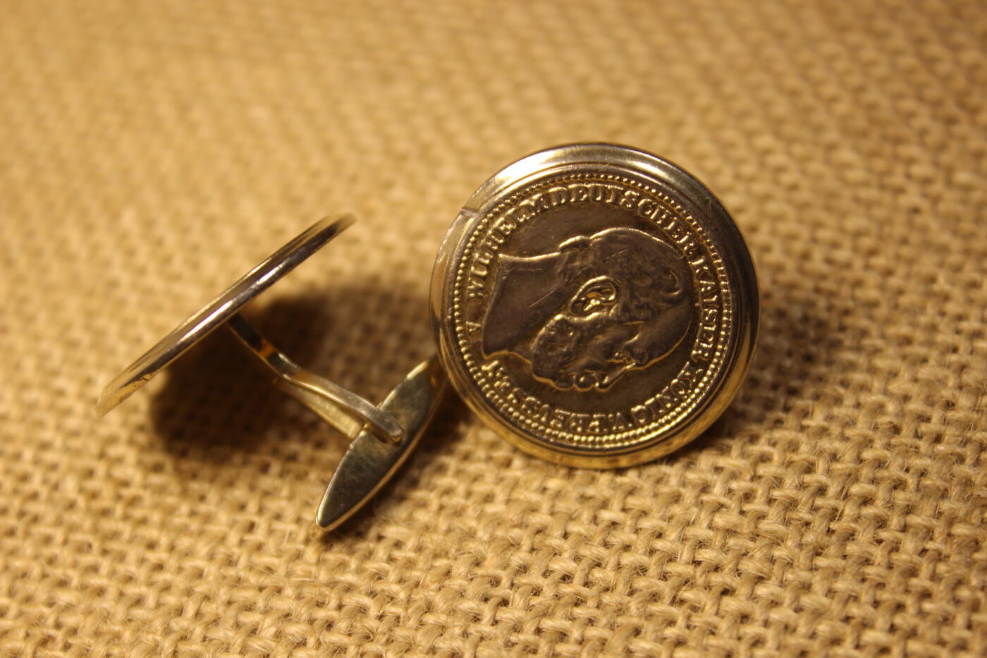 2026.4.2德系小拍卖 德皇威廉一世肖像袖扣，日常使用品相，背部支架轻微变形，结构无损，镀金层有些许剥落