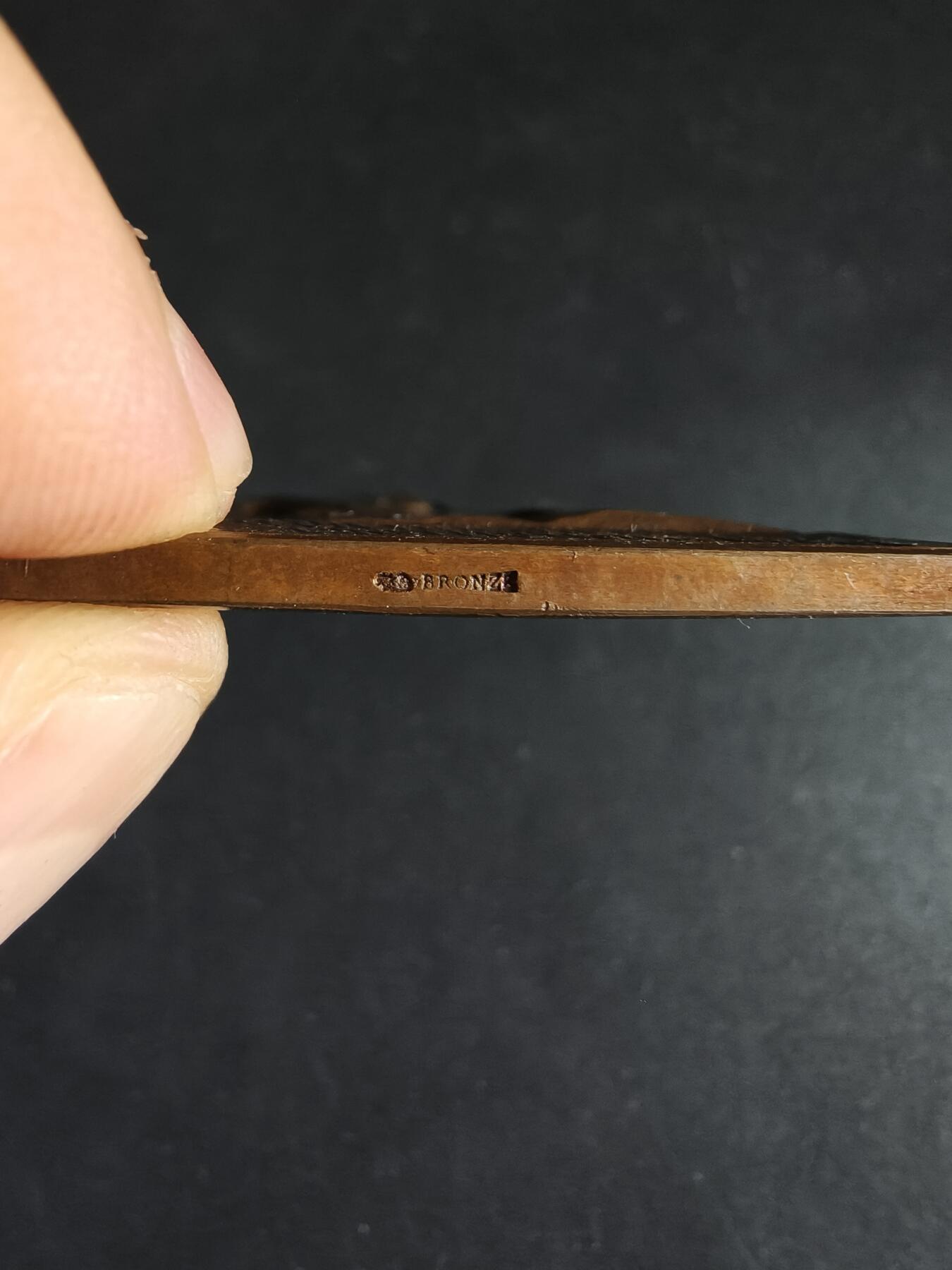 老王徽章第190期 法国《皮埃尔·克雷韦科尔与亨利·奥勒贝克》方形大铜章    大师希波利特·勒菲弗尔作品    此二人为法国马尔科学院负责人，该作品被收录于法国奥塞博物馆等机构      尺寸50×64mm     重量89.1g