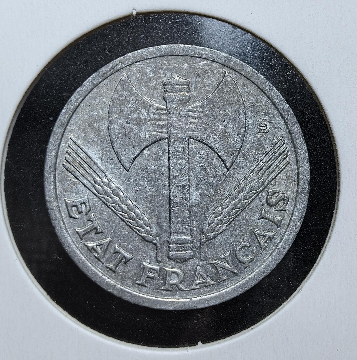 外国优质老铜币银币苏联纪念章，每周六晚九点倒数截拍，满百包邮可寄存，持续收拍 维希法国1942年1法郎，正面双斧与麦穗纹饰，背面刻有 “劳动・家庭・祖国” 口号，是二战傀儡政权时期的特殊历史见证，币面清晰，极具收藏与历史研究价值。