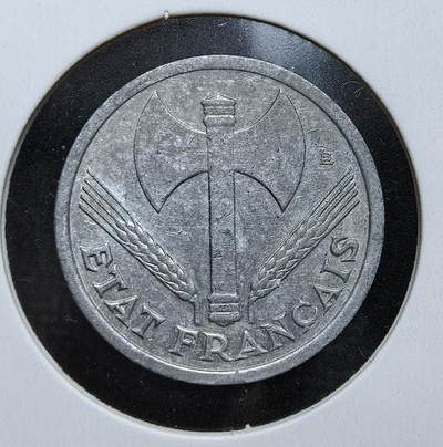 外国优质老铜币银币苏联纪念章，每周六晚九点倒数截拍，满百包邮可寄存，持续收拍 - 维希法国1942年1法郎，正面双斧与麦穗纹饰，背面刻有 “劳动・家庭・祖国” 口号，是二战傀儡政权时期的特殊历史见证，币面清晰，极具收藏与历史研究价值。