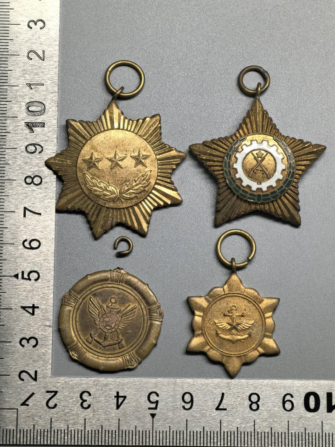 小驴勋章奖章收藏3月28日周六晚六点拍卖（珍爱和平，收藏战争，铭记历史，勿忘国耻，忠党爱国。有偿代拍，送拍规则在简介最后，参拍须阅读规则后再参拍，关系到运费包装发货时效真假辨别等关键信息，拍卖时不再发原图，看大图店主微信码在拍卖店铺介绍里）