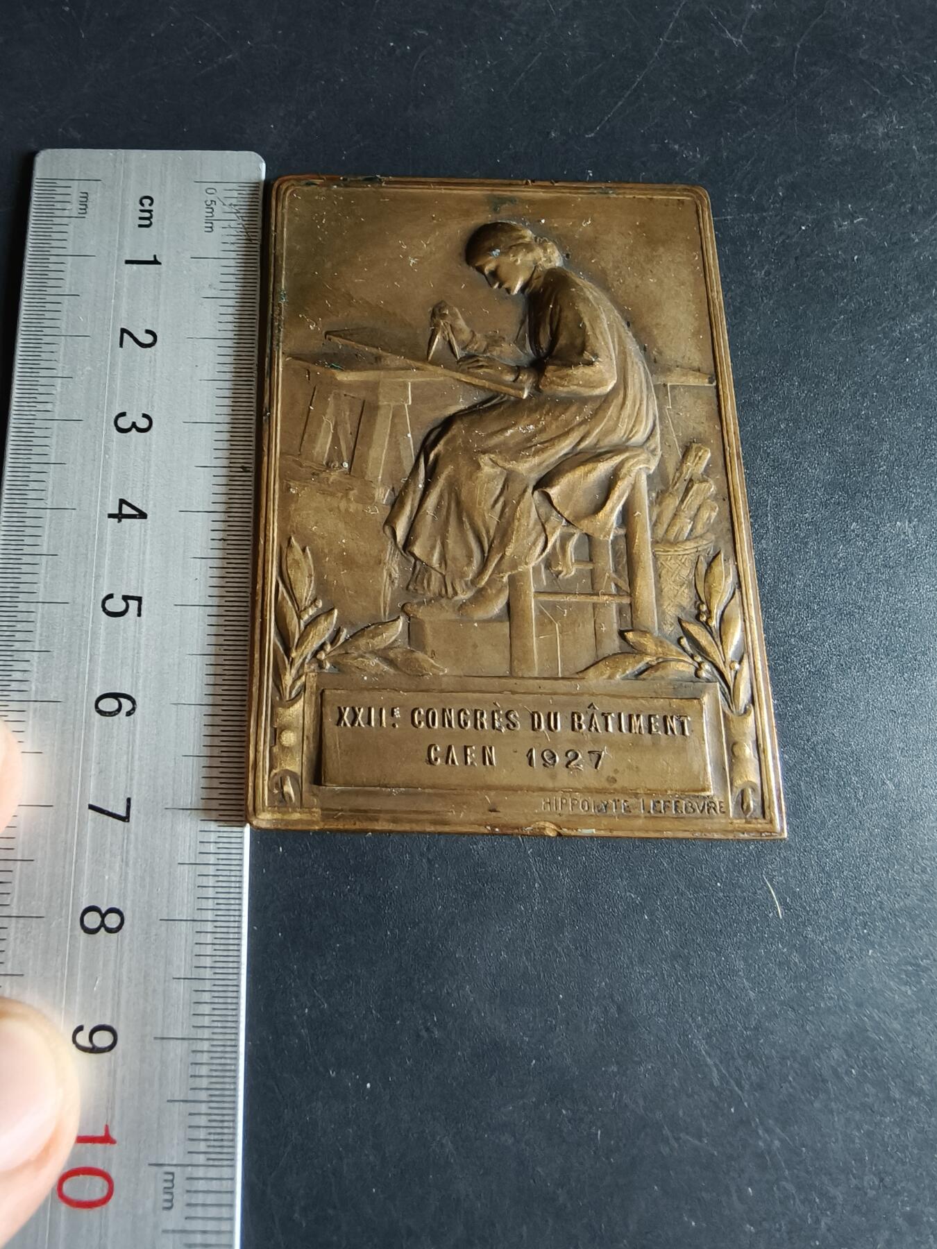 老王徽章第190期 法国1927年卡昂市第22届建筑大会方形大铜章    大师希波利特·勒菲弗尔作品      尺寸50×70mm     重量110.6g