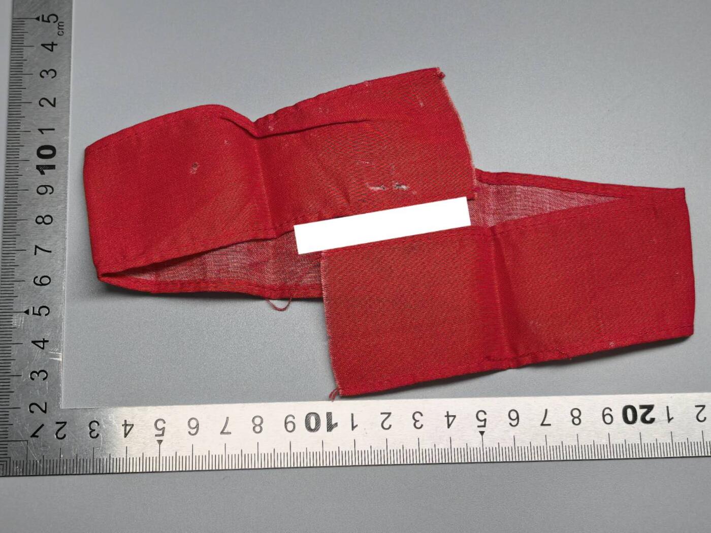 小驴勋章奖章收藏3月28日周六晚六点拍卖（珍爱和平，收藏战争，铭记历史，勿忘国耻，忠党爱国。有偿代拍，送拍规则在简介最后，参拍须阅读规则后再参拍，关系到运费包装发货时效真假辨别等关键信息，拍卖时不再发原图，看大图店主微信码在拍卖店铺介绍里） 那个符号袖标，很小很窄具体作用不知