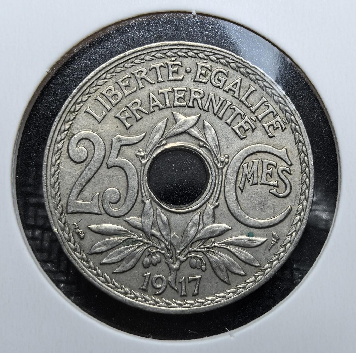 外国优质老铜币银币苏联纪念章，每周六晚九点倒数截拍，满百包邮可寄存，持续收拍 法国1917年25分中孔镍币，正面刻有 “自由・平等・博爱” 与橄榄枝纹饰，背面为玛丽安娜头盔头像与国名缩写 “RF”，是一战时期法国流通货币。它见证了法兰西第三共和国的时代风貌，中孔设计独特、工艺规整，极具法国近代钱币收藏与一战历史研究价值。