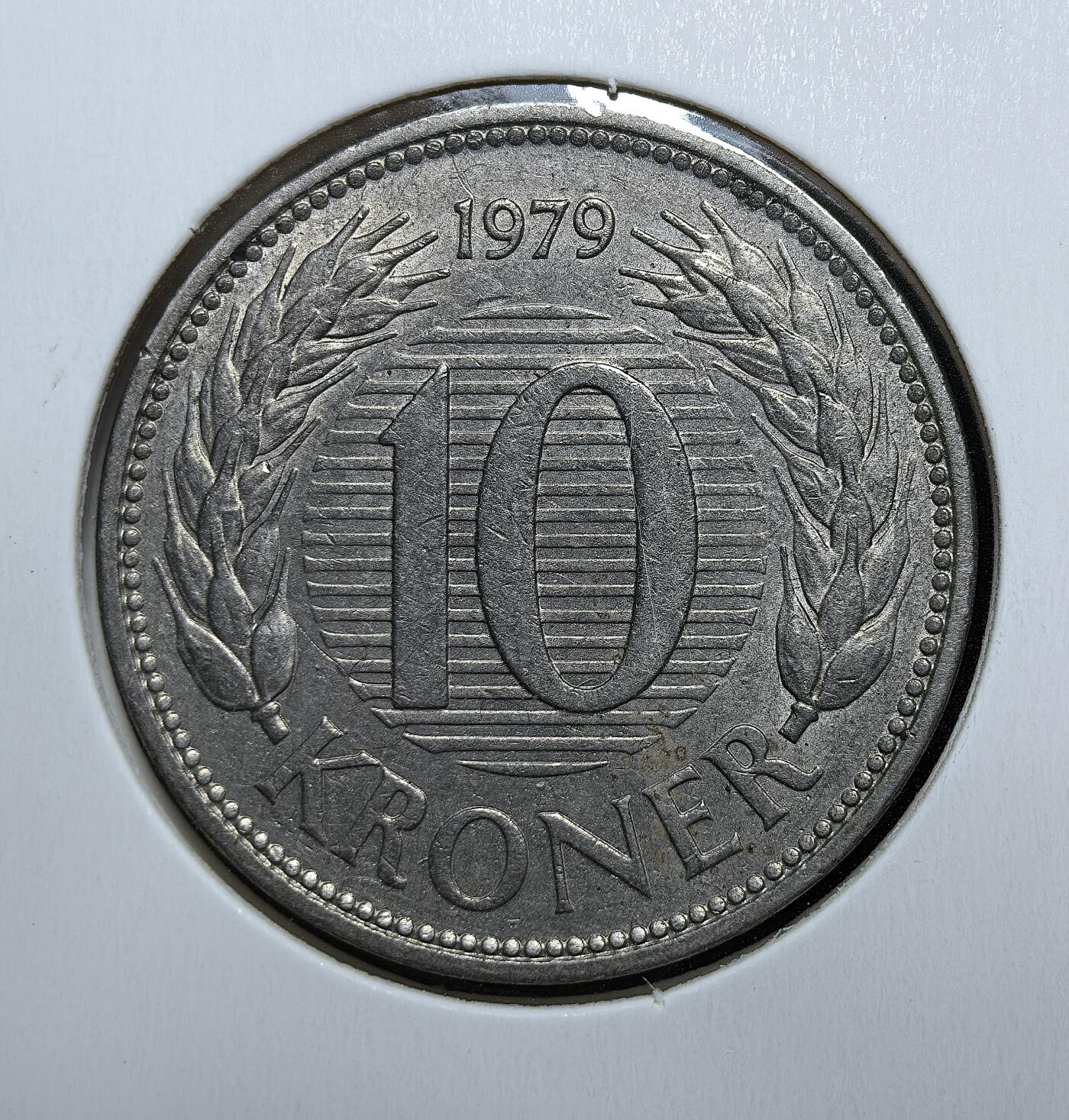 外国优质老铜币银币苏联纪念章，每周六晚九点倒数截拍，满百包邮可寄存，持续收拍 丹麦1979年10克朗，正面是女王玛格丽特二世侧面像，背面为面值与麦穗纹饰，币面厚重，工艺精湛，北欧流通币经典，兼具历史与收藏价值。