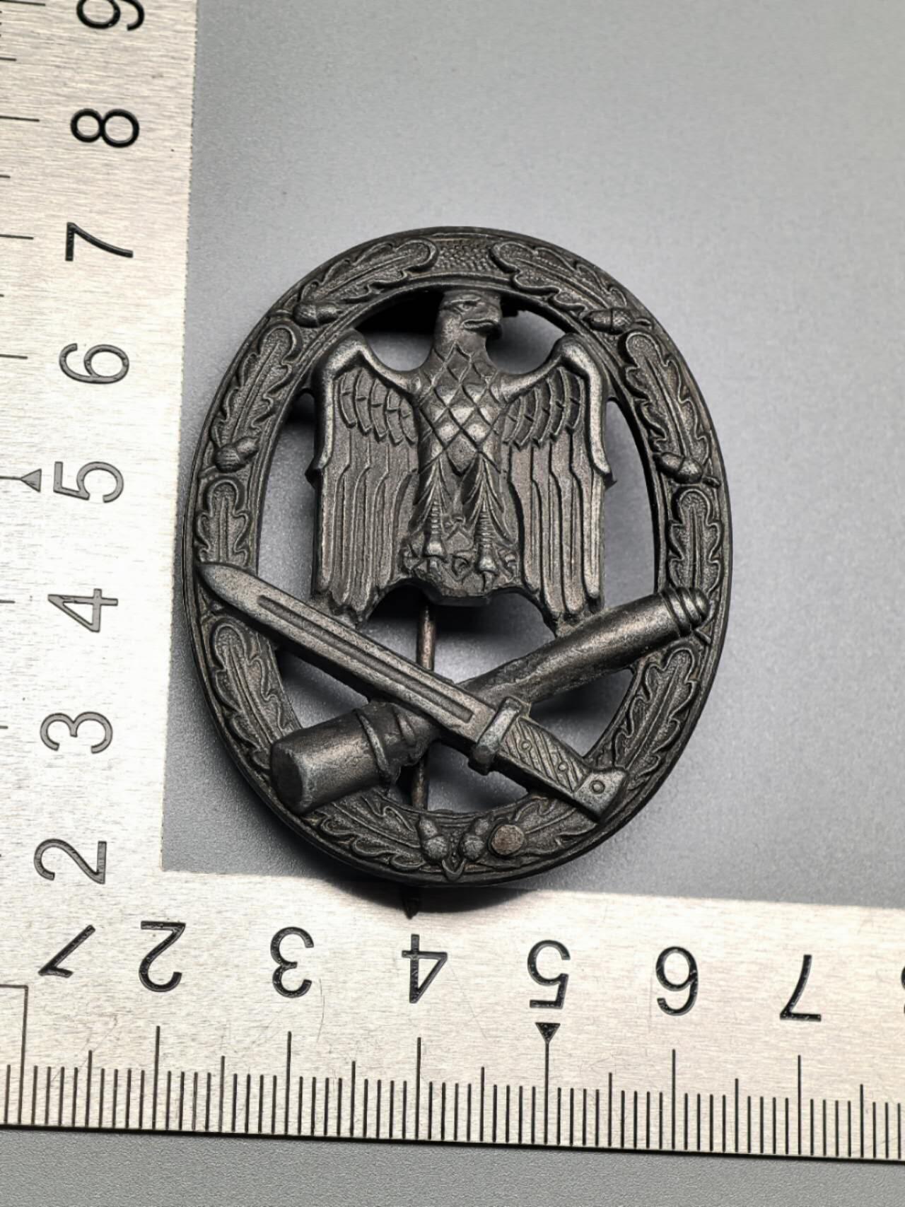 小驴勋章奖章收藏3月28日周六晚六点拍卖（珍爱和平，收藏战争，铭记历史，勿忘国耻，忠党爱国。有偿代拍，送拍规则在简介最后，参拍须阅读规则后再参拍，关系到运费包装发货时效真假辨别等关键信息，拍卖时不再发原图，看大图店主微信码在拍卖店铺介绍里） 现代工艺品 扣符号普通突击章 非原品