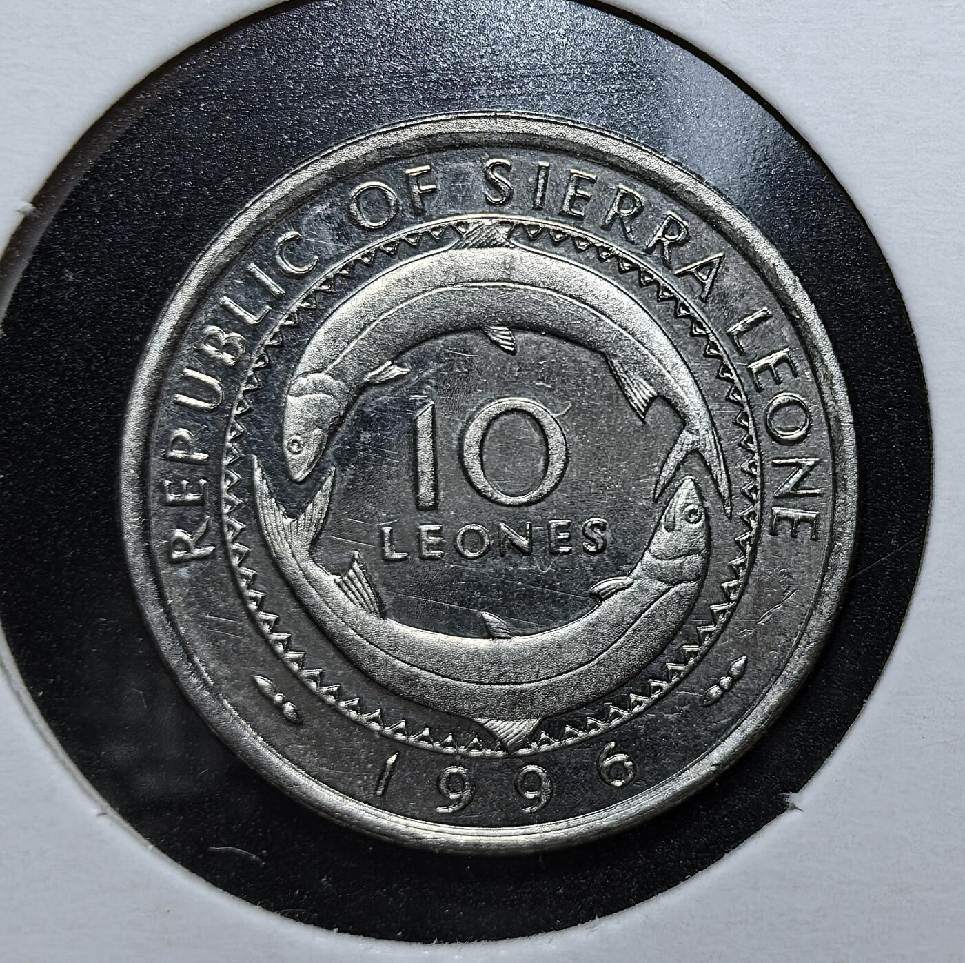 外国优质老铜币银币苏联纪念章，每周六晚九点倒数截拍，满百包邮可寄存，持续收拍 塞拉利昂1996年10利昂纪念币，正面为民族英雄 Mammy Yoko，背面双尾鱼国徽，图案清晰，币面完整，承载西非历史与文化，是小众收藏的特色佳品。