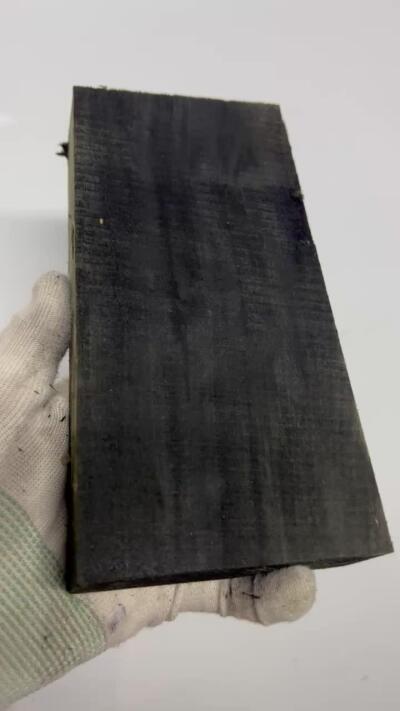 零元拍：NO.3金丝楠绿阴沉料大牌子，无需打磨就已经金光闪闪。满金丝药香，尺寸约：18.5/9.5/3.5CM。