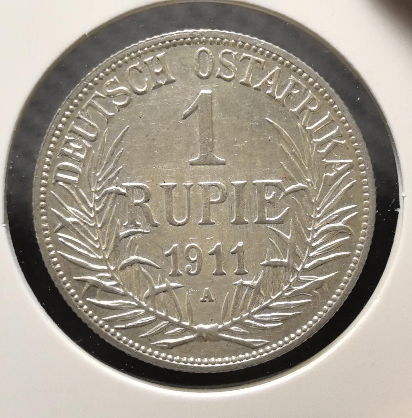 外国优质老铜币银币苏联纪念章，每周六晚九点倒数截拍，满百包邮可寄存，持续收拍 德属东非1911 年1卢比银币，正面为德皇威廉二世戎装像，饰以橄榄枝纹饰，是德国殖民非洲时期的核心银质流通币。银币包浆温润，图案细节硬朗，见证德意志殖民扩张与东非货币史，兼具殖民钱币收藏与历史叙事价值。