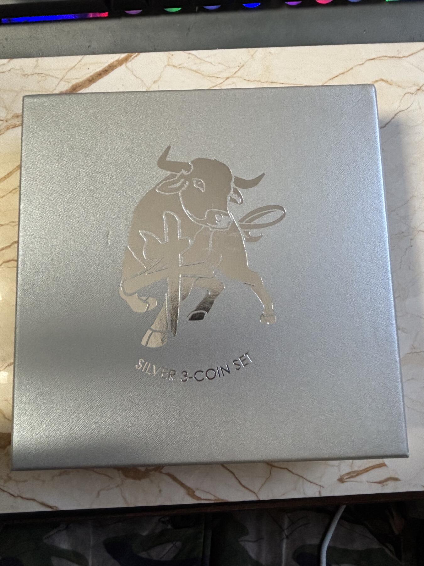 第194期拍卖 新加坡2021年十二生肖牛年银币3枚套NGC-PF69，1盎司/1盎司/1/4盎司，999银，发行2000套