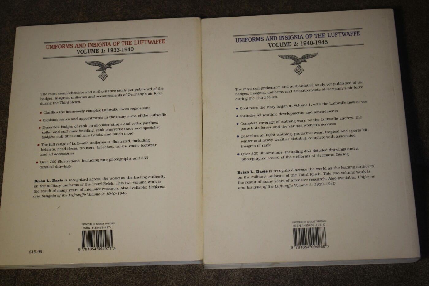2026.4.2德系小拍卖 德三空军大全，两册合计约500多页，图文并茂详细介绍了各种式样以及工艺细节等，封面轻微痕迹，内页完好