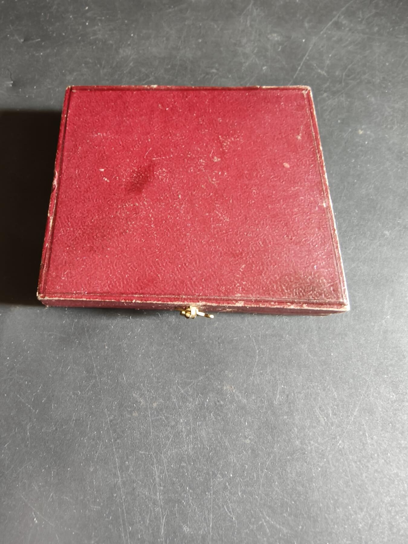 老王徽章第190期 法国工业家协会预防工业事故方形镀金大铜章     原盒    装饰艺术风格   大师E.Blin作品      尺寸50×43mm     重量51.6g