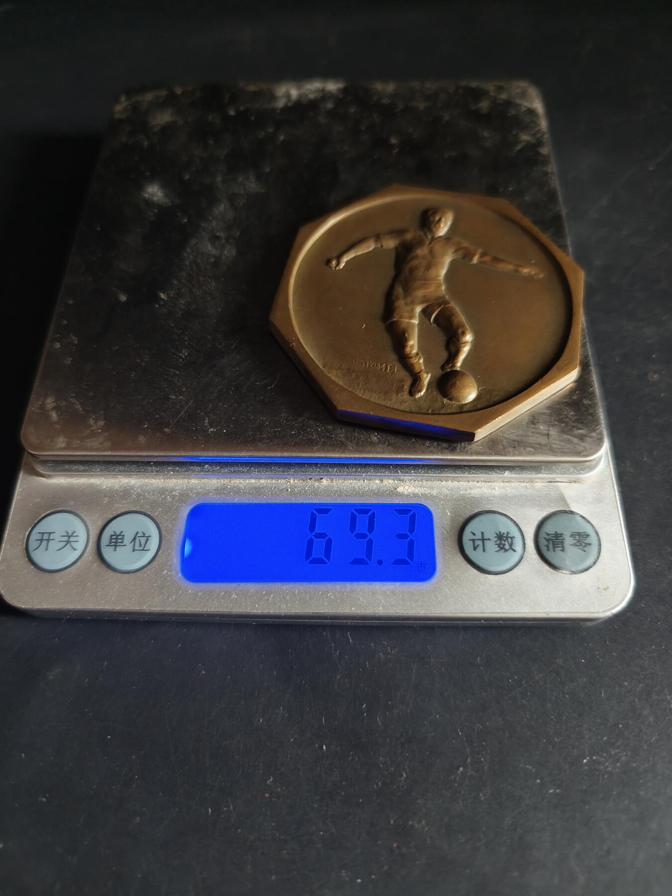 老王徽章第190期 法国足球运动八角大铜章     直径54mm    重量69.3g