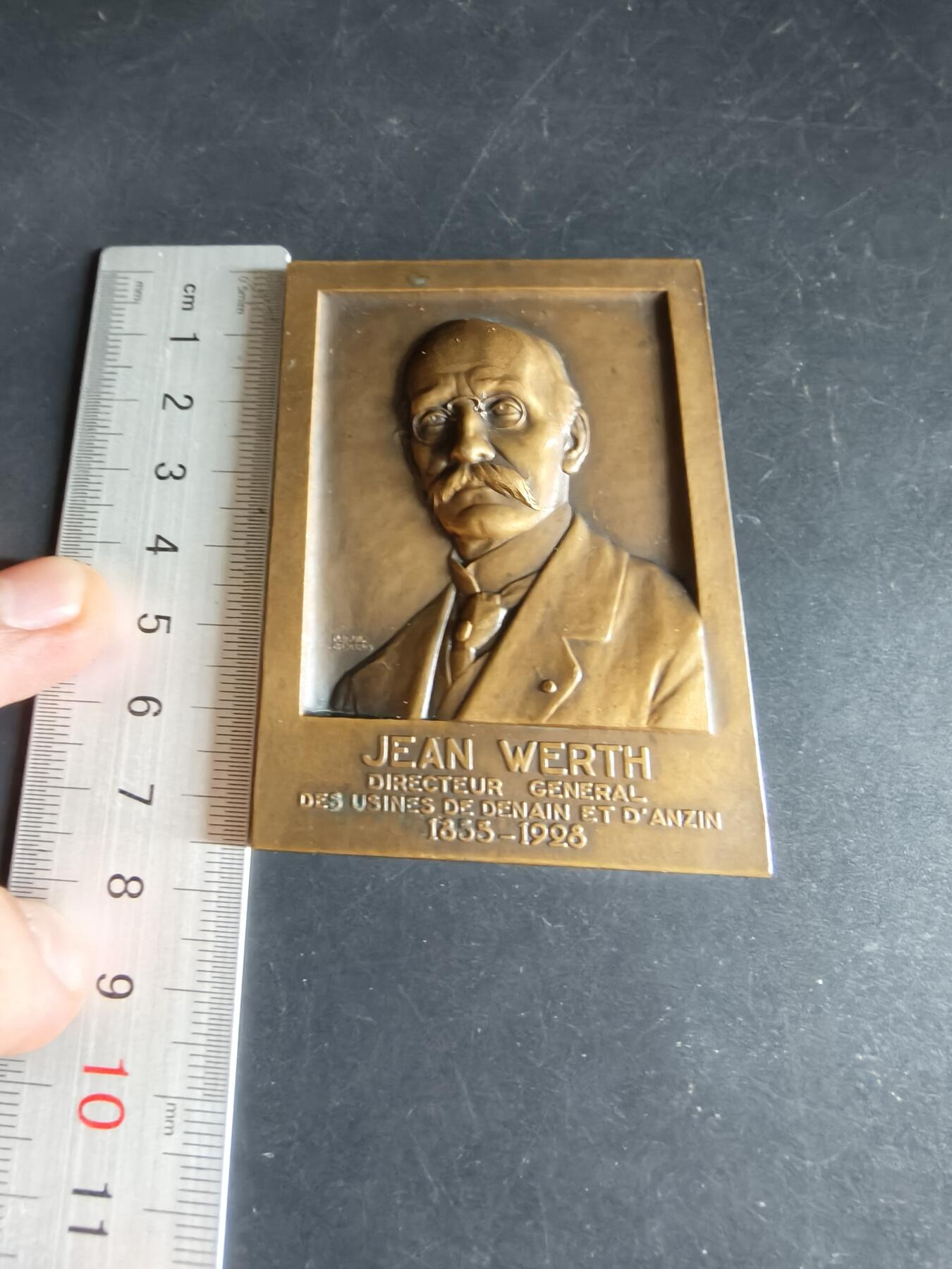 老王徽章第190期 法国德南与安赞钢铁厂总经理让·维尔特方形大铜章      让·维尔特被视为法国冶金工业史上的杰出人物，他在第一次世界大战后工厂的重建中发挥了关键作用       盒子损坏       尺寸55×75mm     重量150g