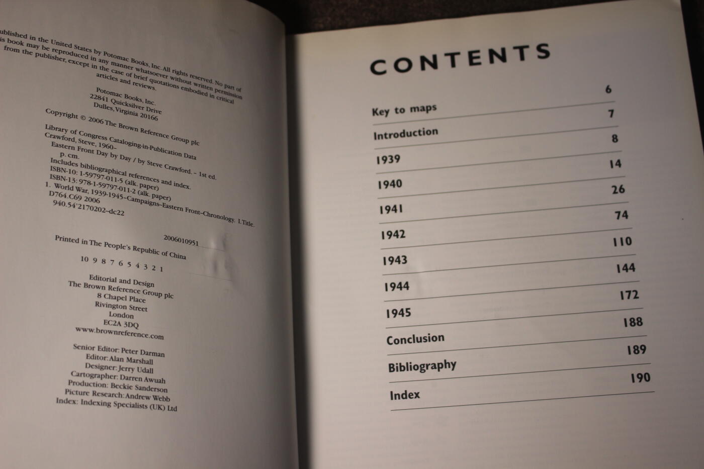 2026.4.2德系小拍卖 东线1941-1945，全书190页，按照时间顺序介绍了苏德双方的大小战役情况，图片丰富，纸张有一些年代痕迹，无缺损