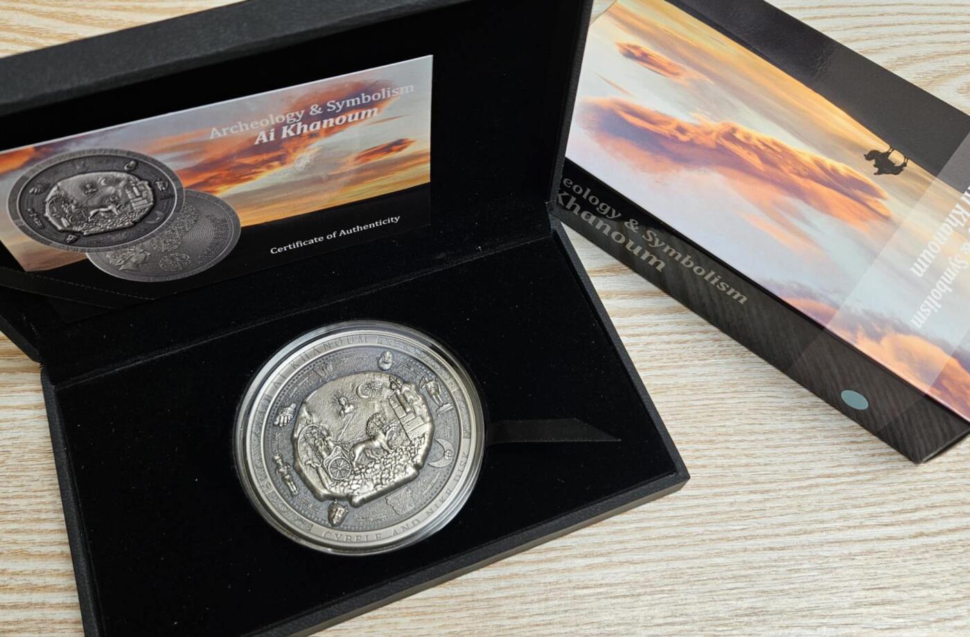 【币将精彩】世界钱币拍卖（2026-4-8） 库克2021年考古希腊巴克特里亚西布勒和耐吉银盘3盎司仿古大银币，直径65毫米，发行234枚。 发现于阿富汗北部的艾汗努姆Ai-Khanoum 这块圆盘展示了古代文化激烈碰撞的艺术表现:​可以看到西贝勒Cybele，这位强悍的安纳托利亚自然女神，驾驶着狮子拉的战车，旁边是耐吉Nike，那位无可触及的胜利女神，还有太阳神赫利俄斯Helios，他身上散发出一道几乎能致盲的光环。  ​