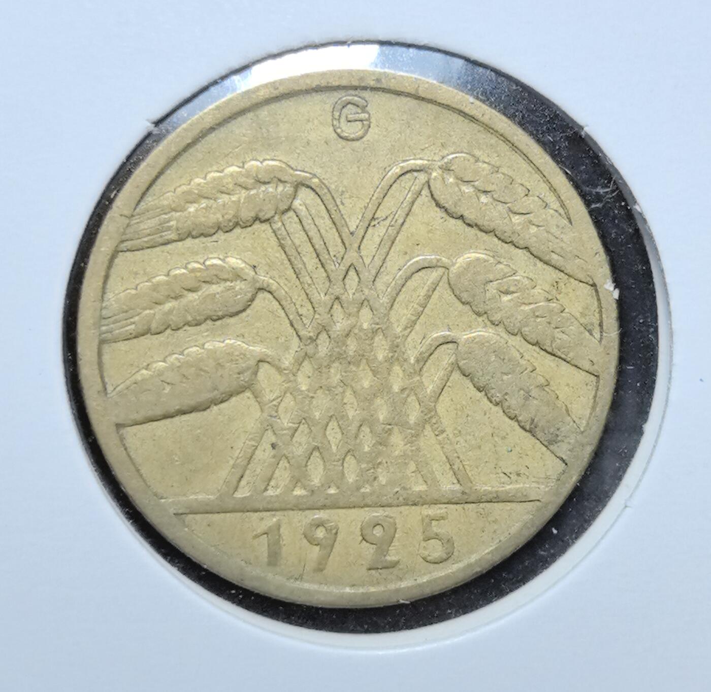 外国优质老铜币银币苏联纪念章，每周六晚九点倒数截拍，满百包邮可寄存，持续收拍 魏玛共和国1925年10芬尼铜币，正面为象征丰收的交叉麦束与铸造厂标，背面是菱形面值与国名，见证德国战后稳定期，包浆温润，是魏玛时期币制与民生文化的经典实物见证。